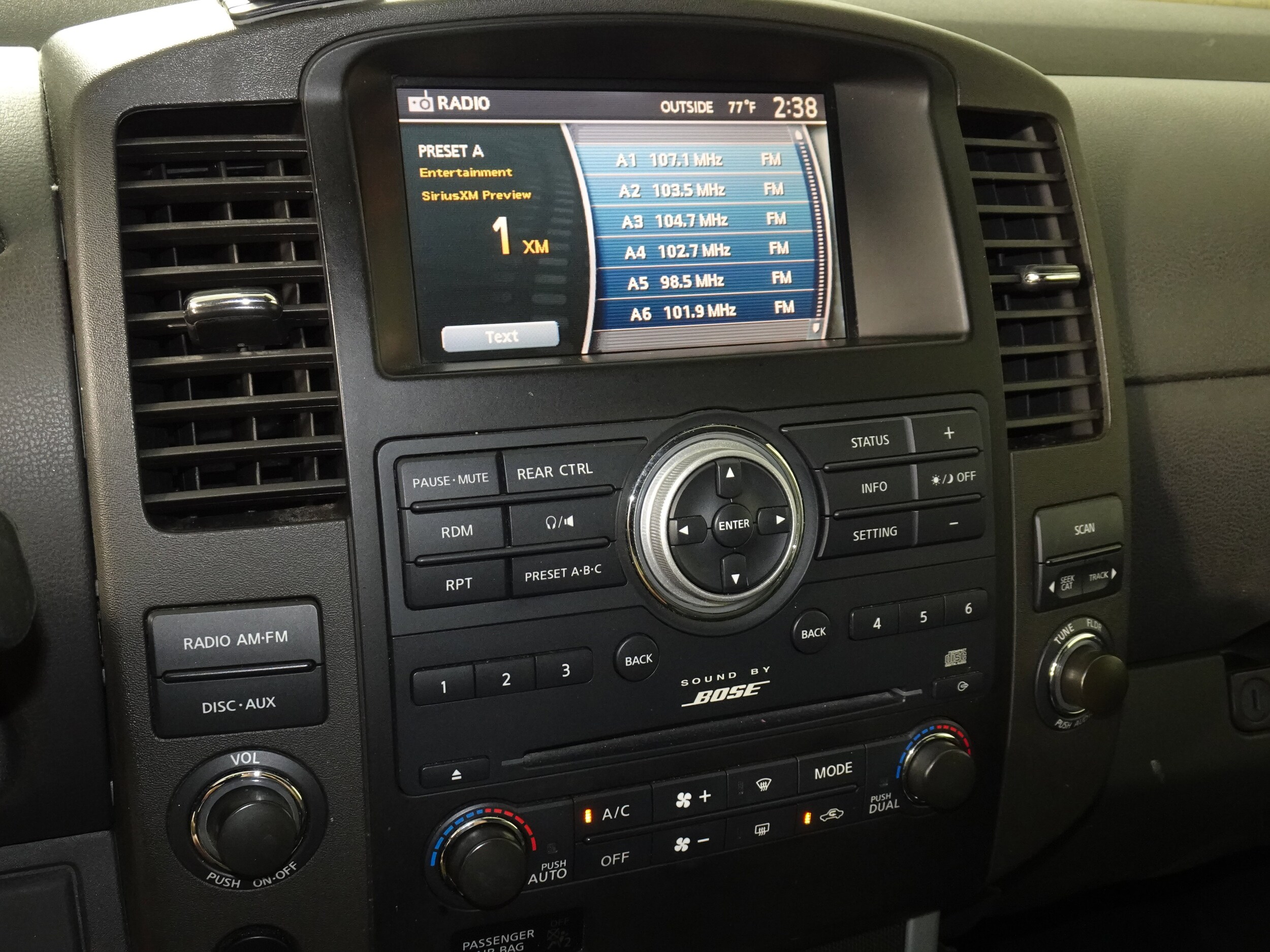 2010 Nissan Pathfinder SE photo 4