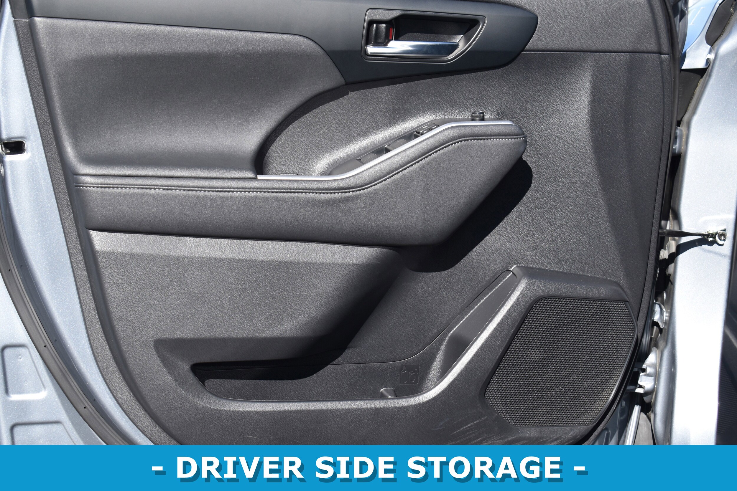 2023 Toyota Highlander L photo 3