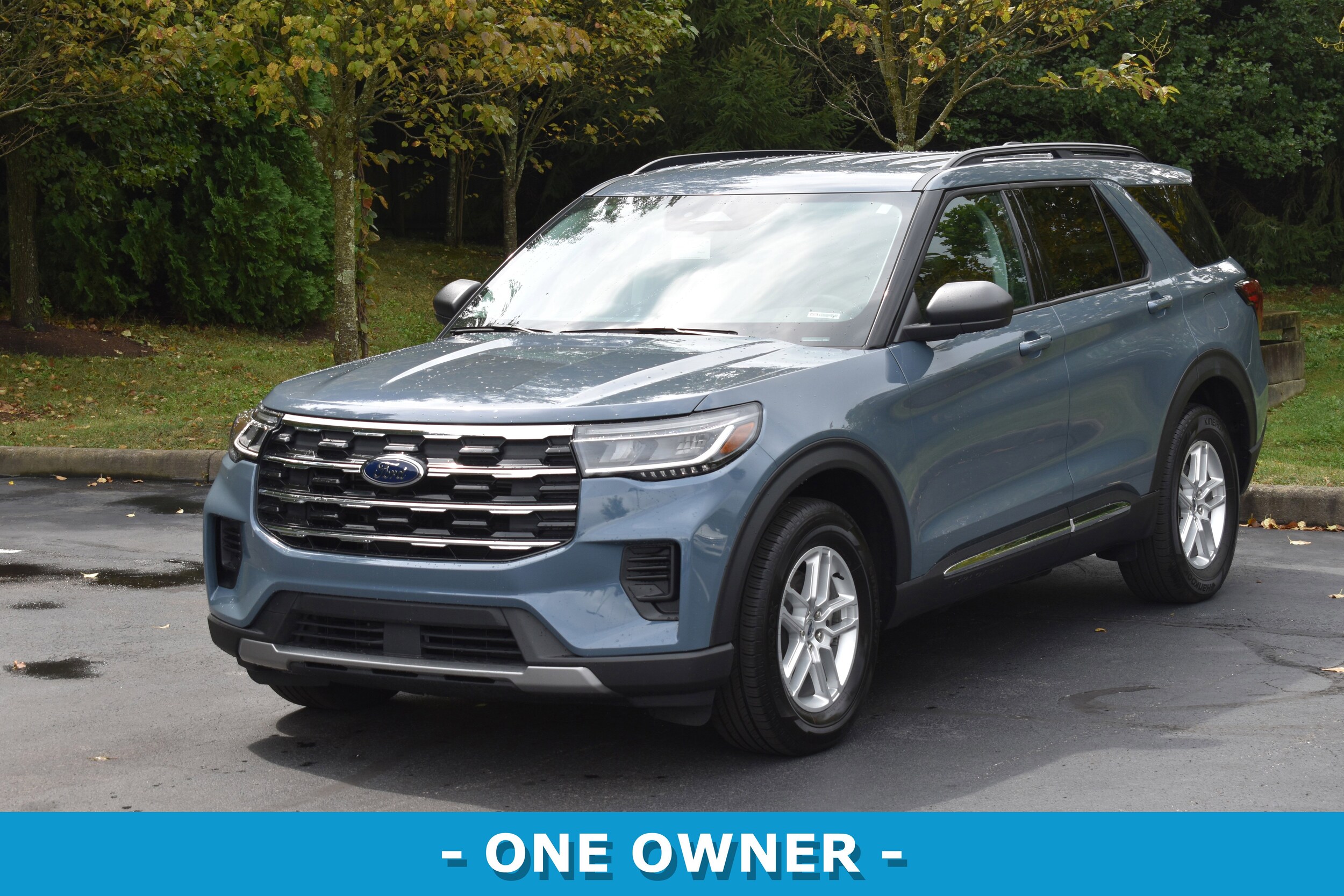 2025 Ford Explorer photo 3