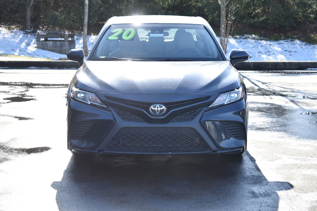 Used 2020 Toyota Camry SE Sedan