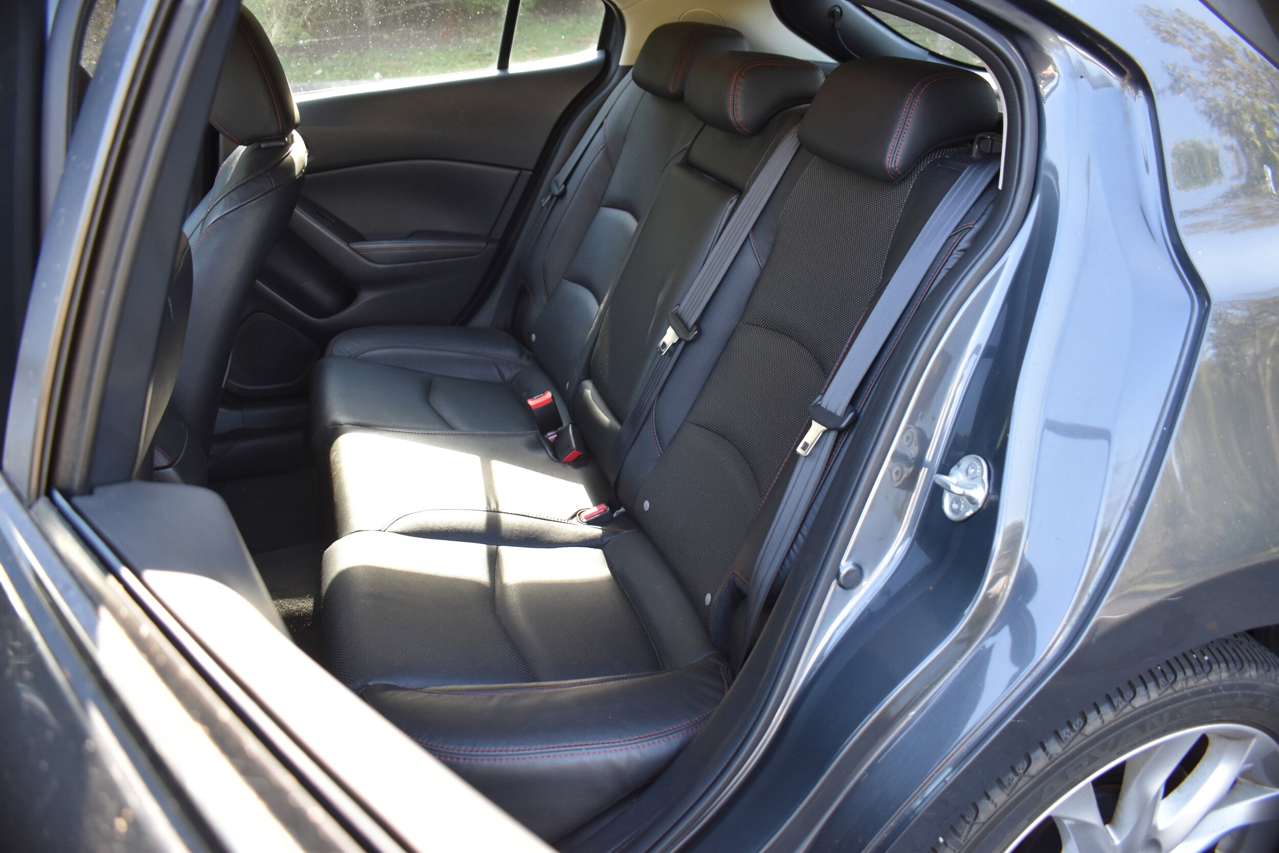 2015 Mazda Mazda3 s Grand Touring Hatchback photo 4