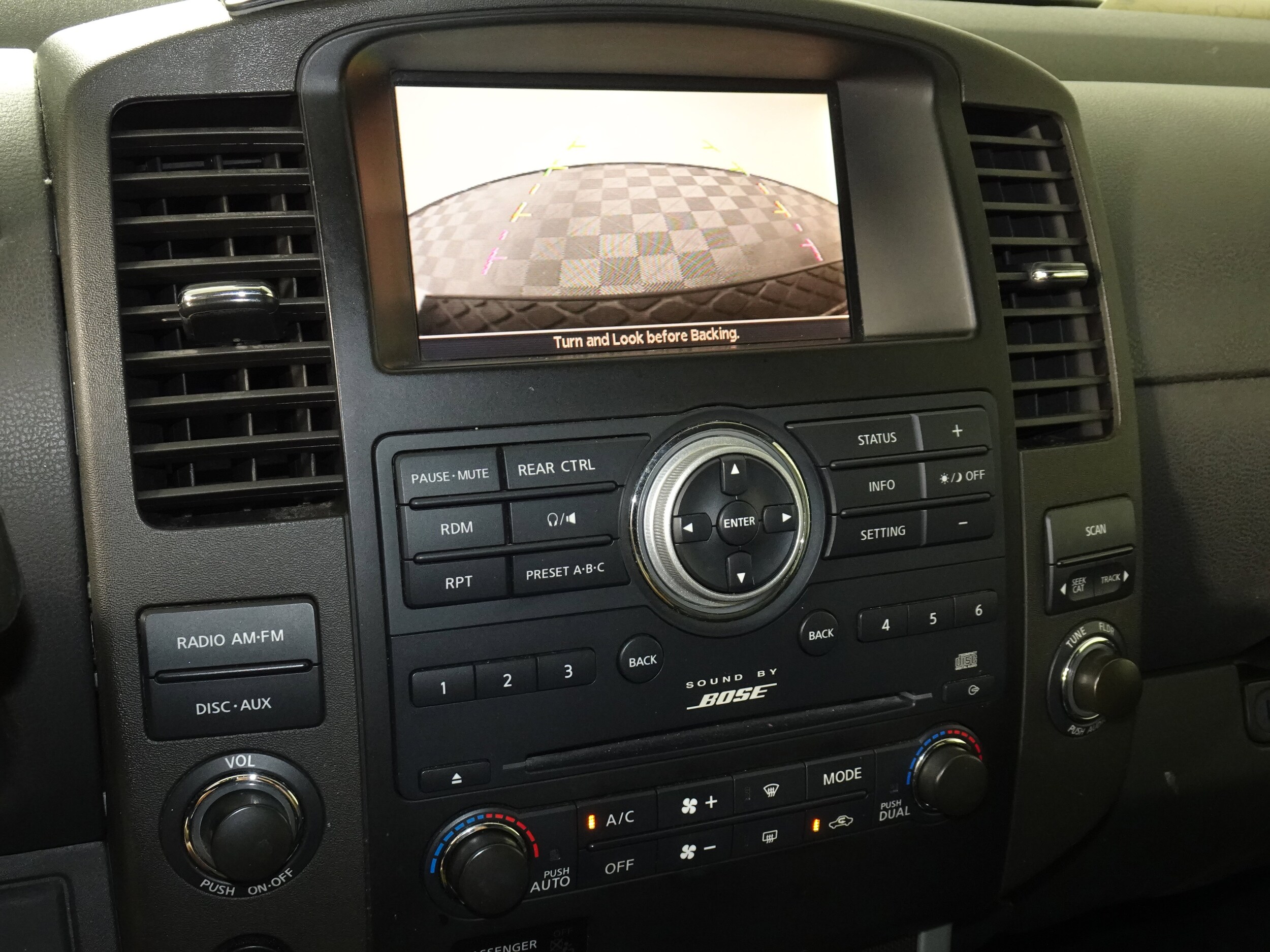 2010 Nissan Pathfinder SE photo 3