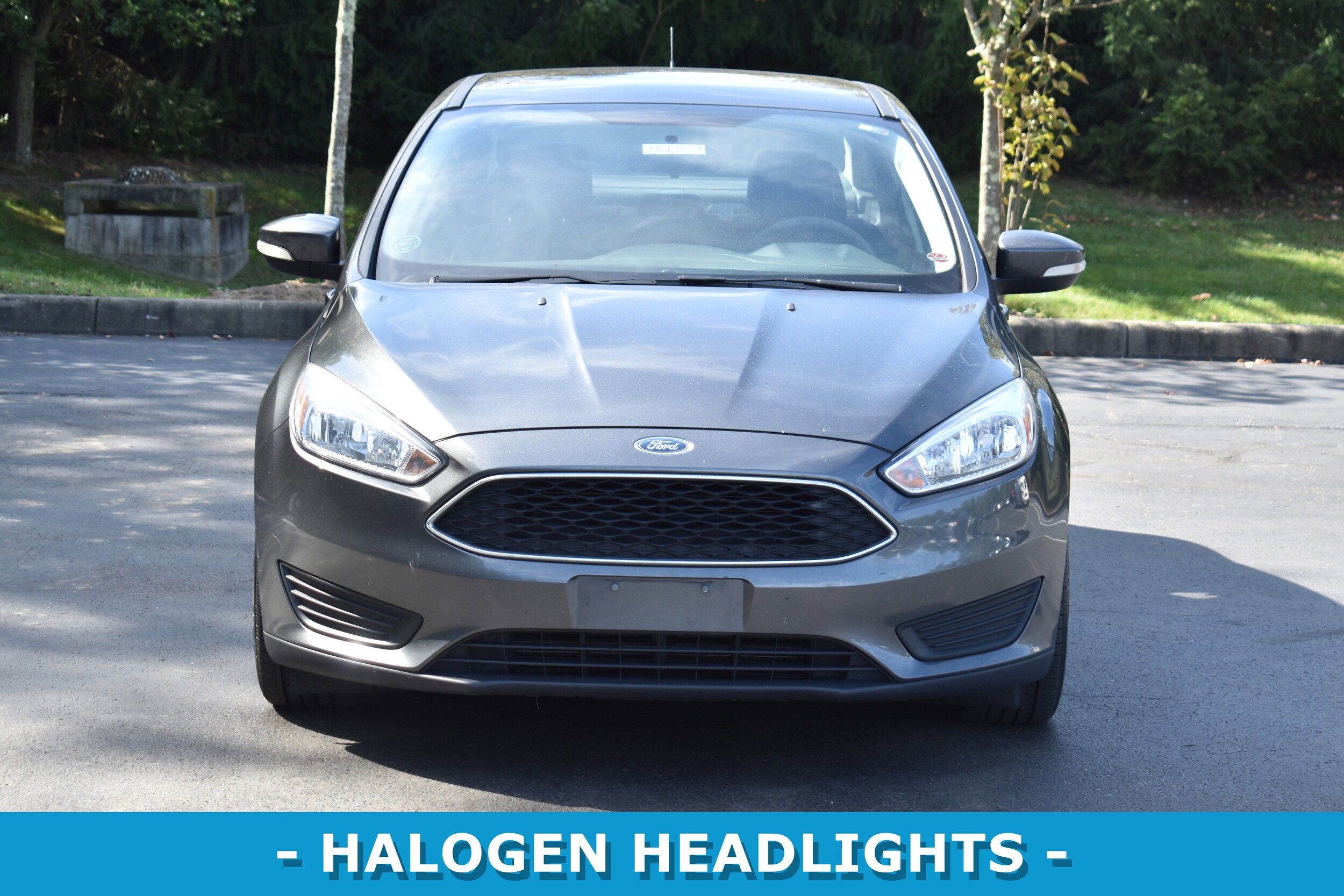 2017 Ford Focus SE photo 2