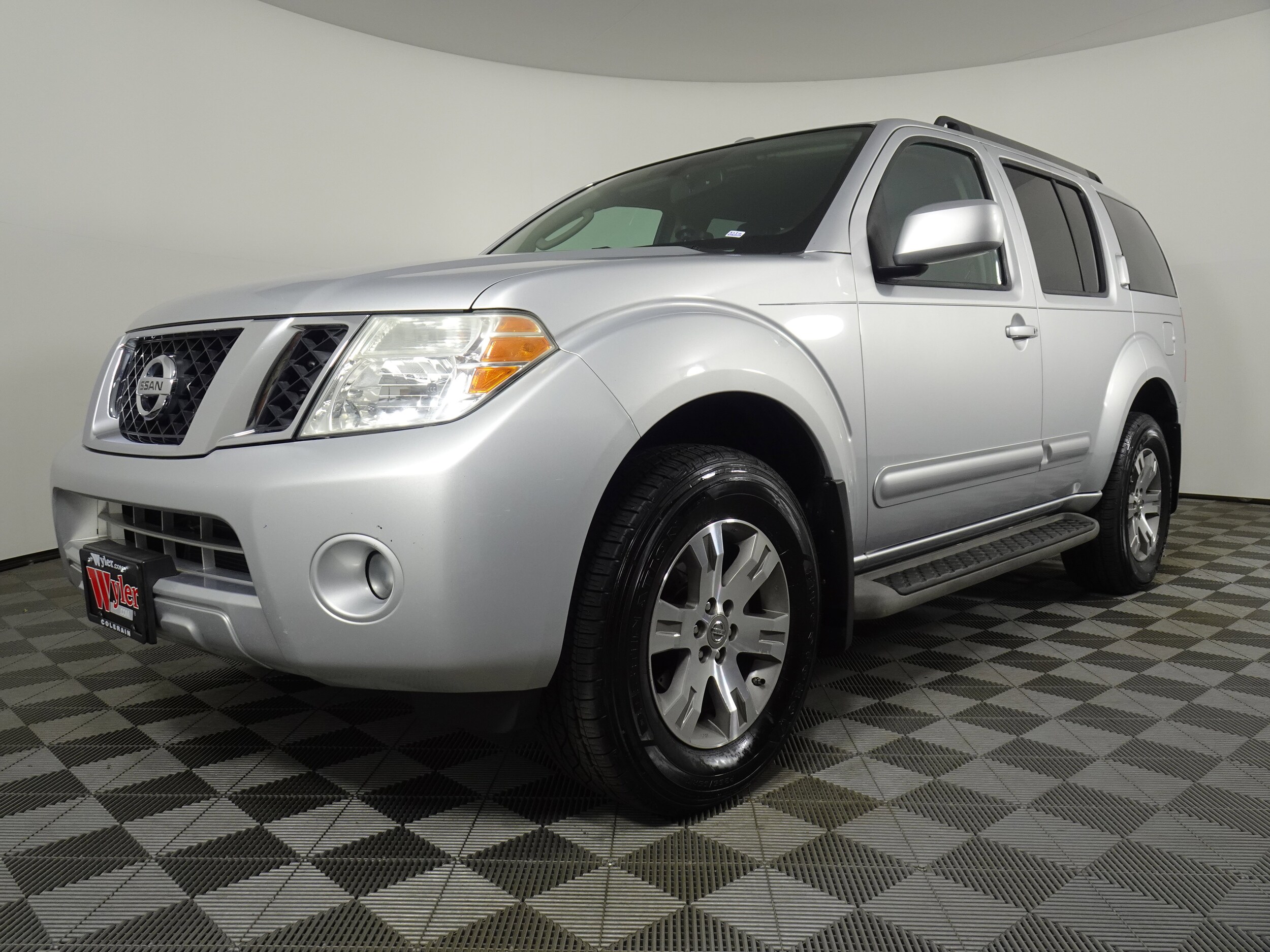 2010 Nissan Pathfinder SE photo 2