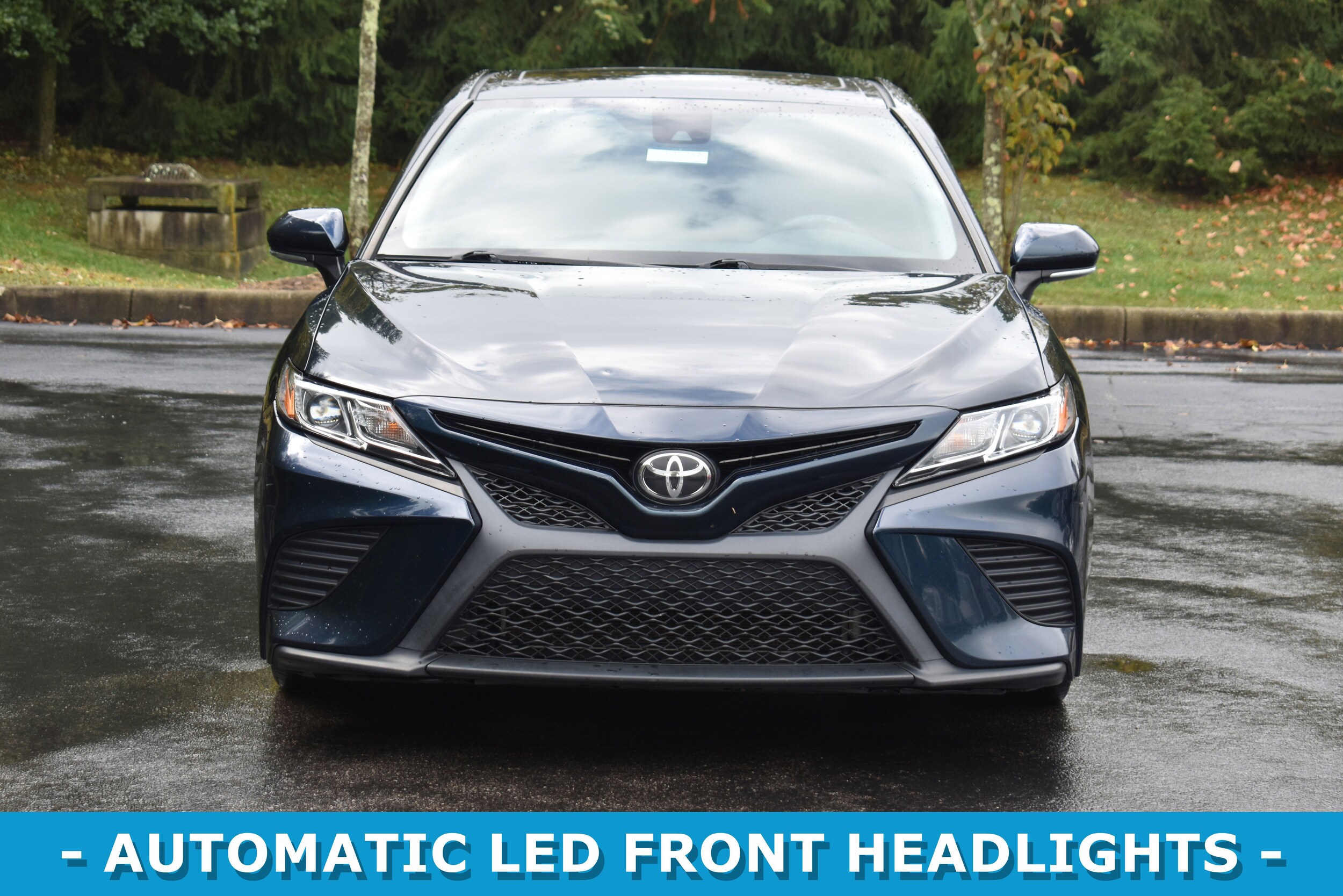 2018 Toyota Camry SE photo 2