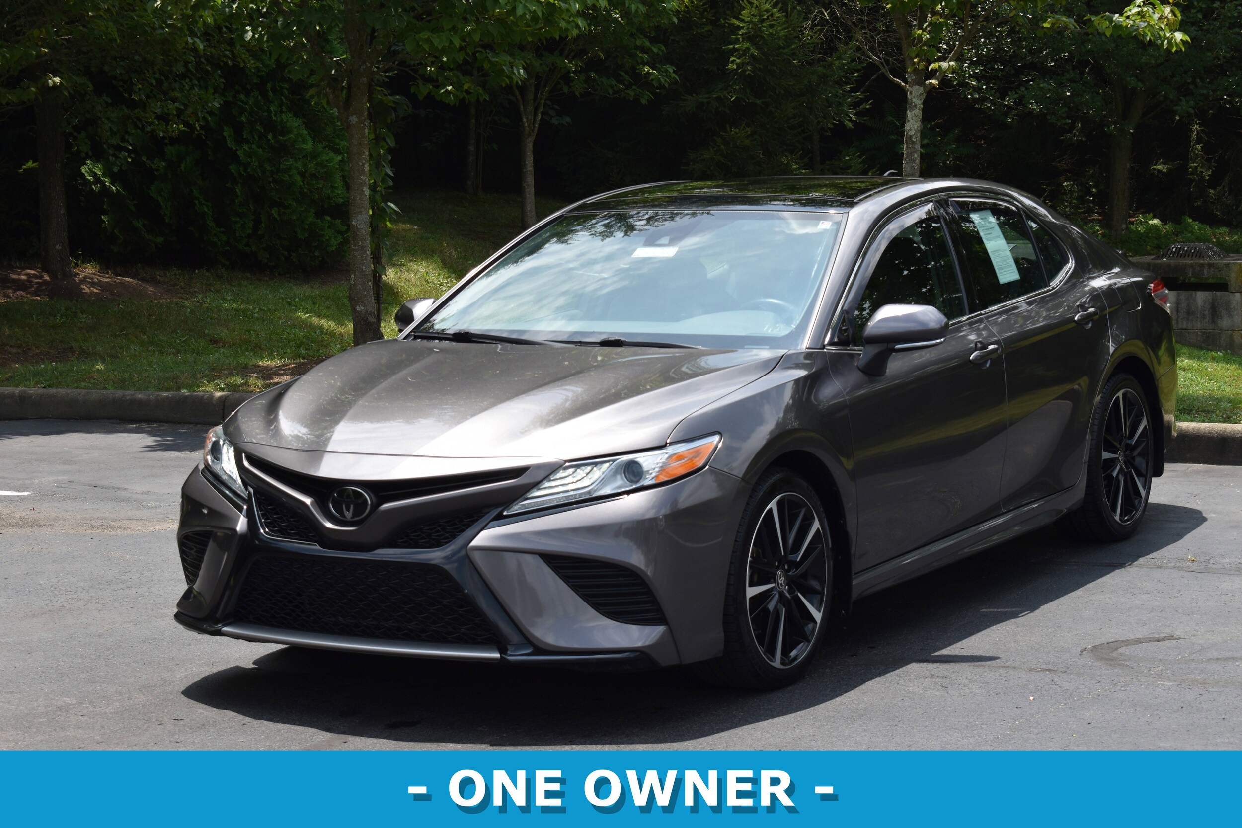2020 Toyota Camry XSE photo 3