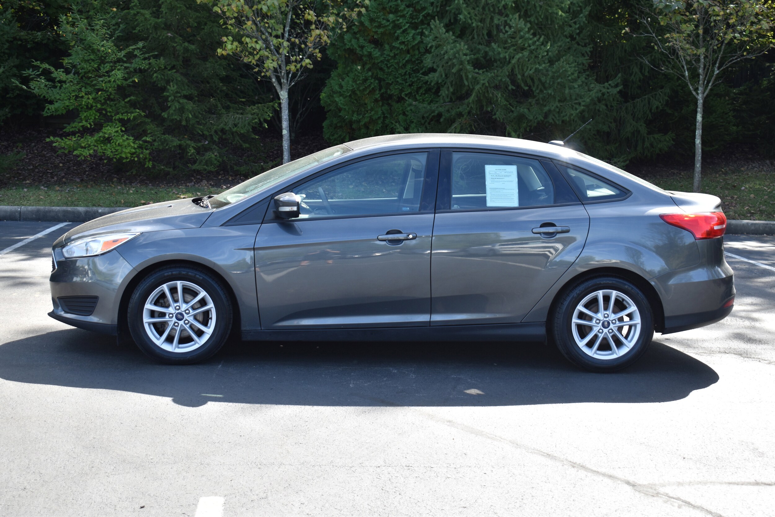 2017 Ford Focus SE photo 2