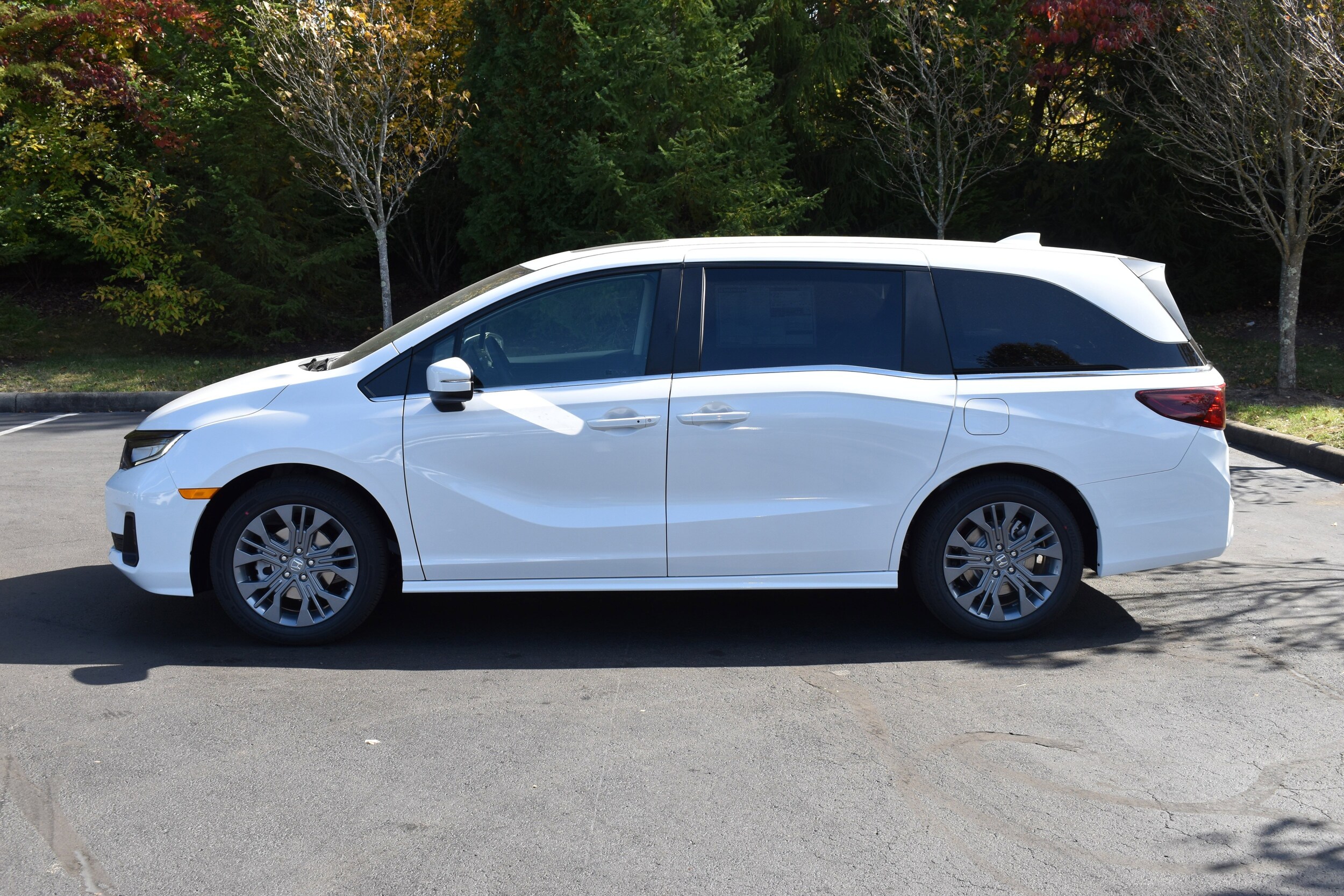 2026 Honda Odyssey Touring photo 3