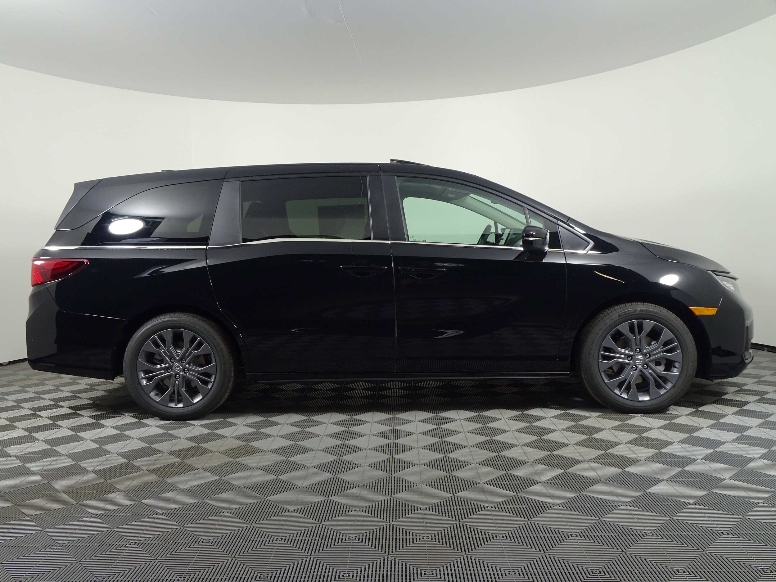 2026 Honda Odyssey Touring photo 2