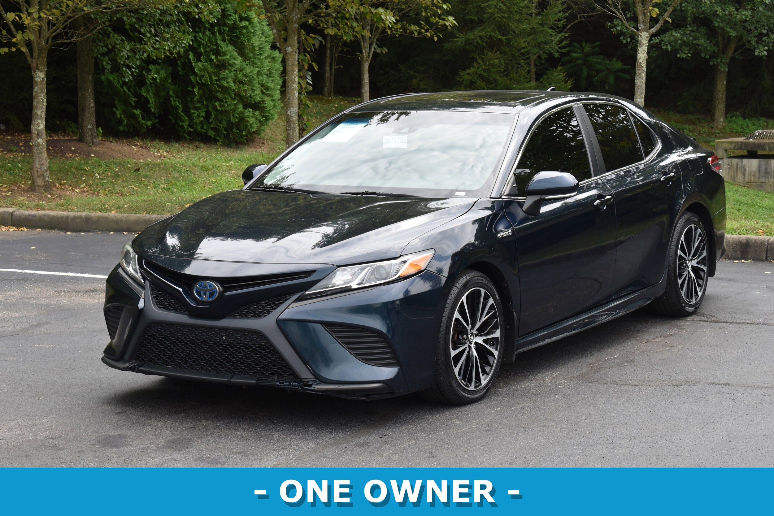 2018 Toyota Camry Hybrid SE photo 3