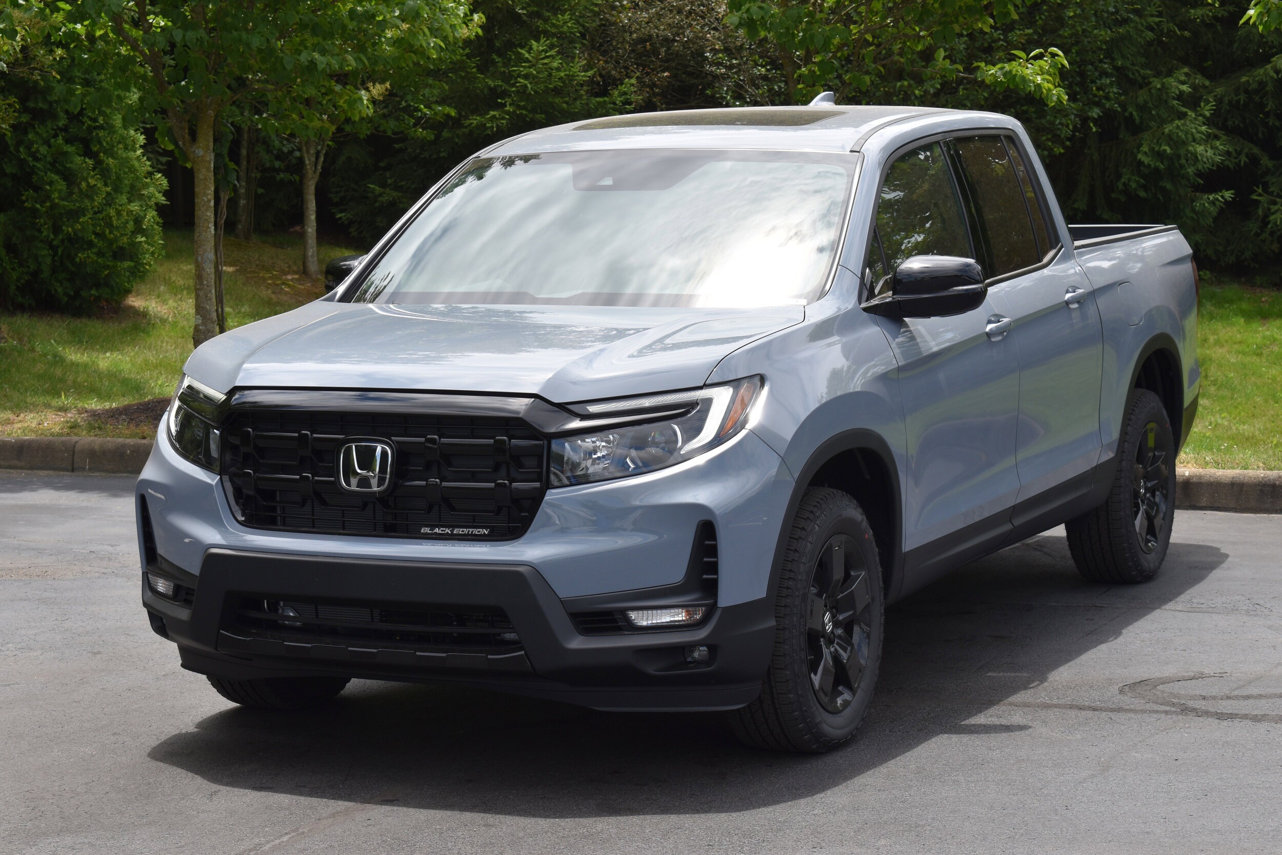 2025 Honda Ridgeline Black Edition photo 3