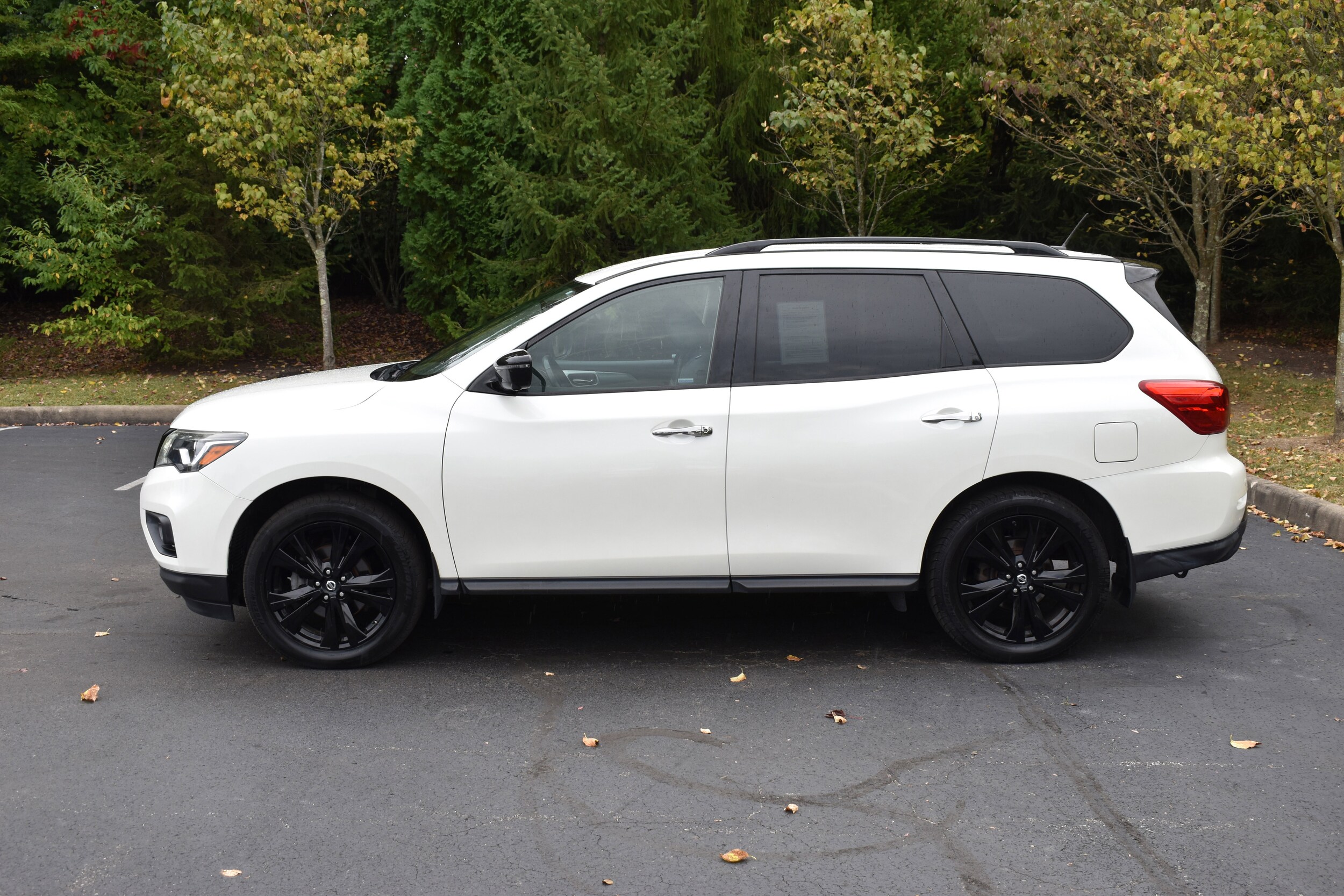 2018 Nissan Pathfinder SL photo 3