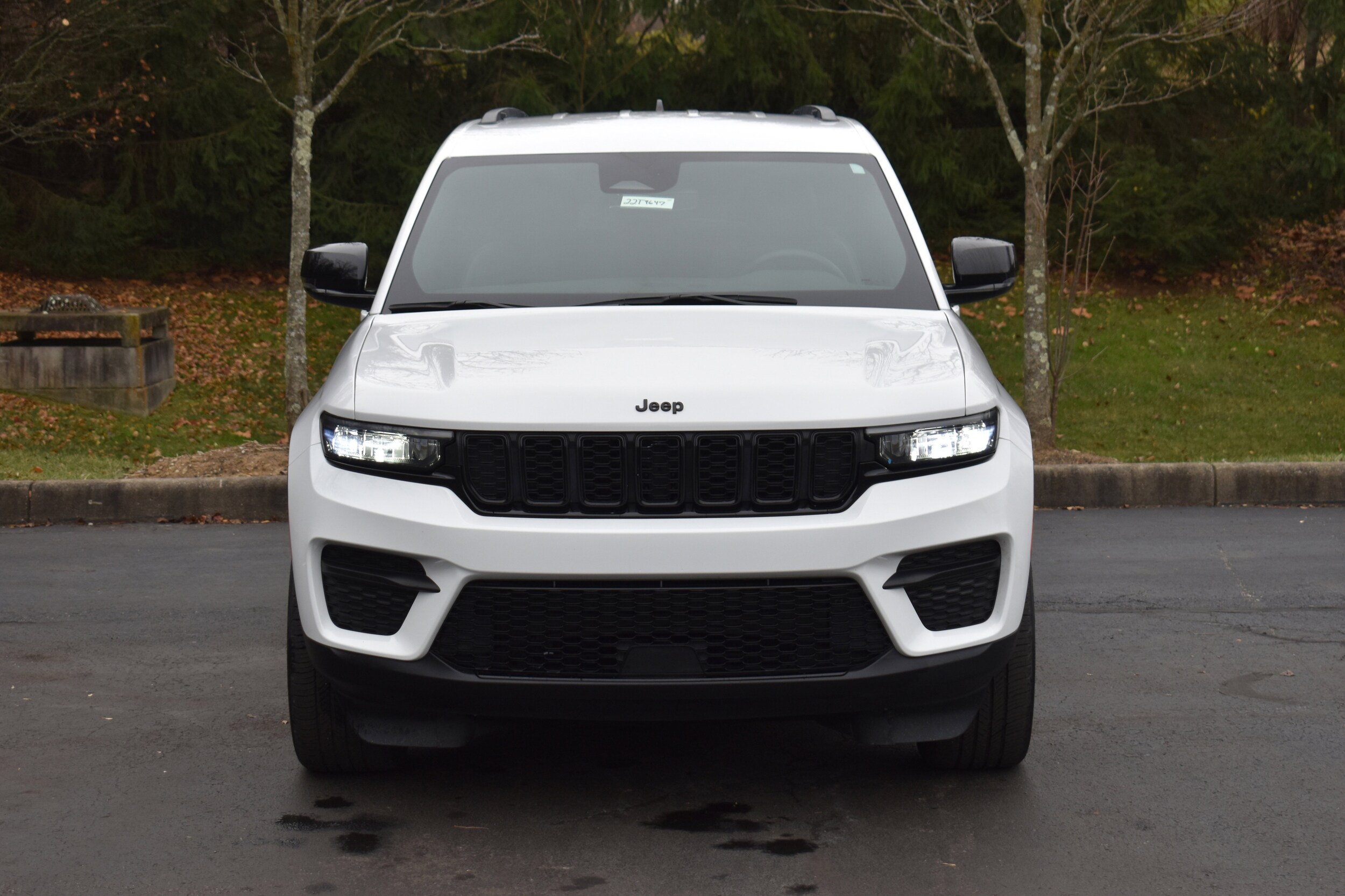 2023 Jeep Grand Cherokee Laredo photo 2