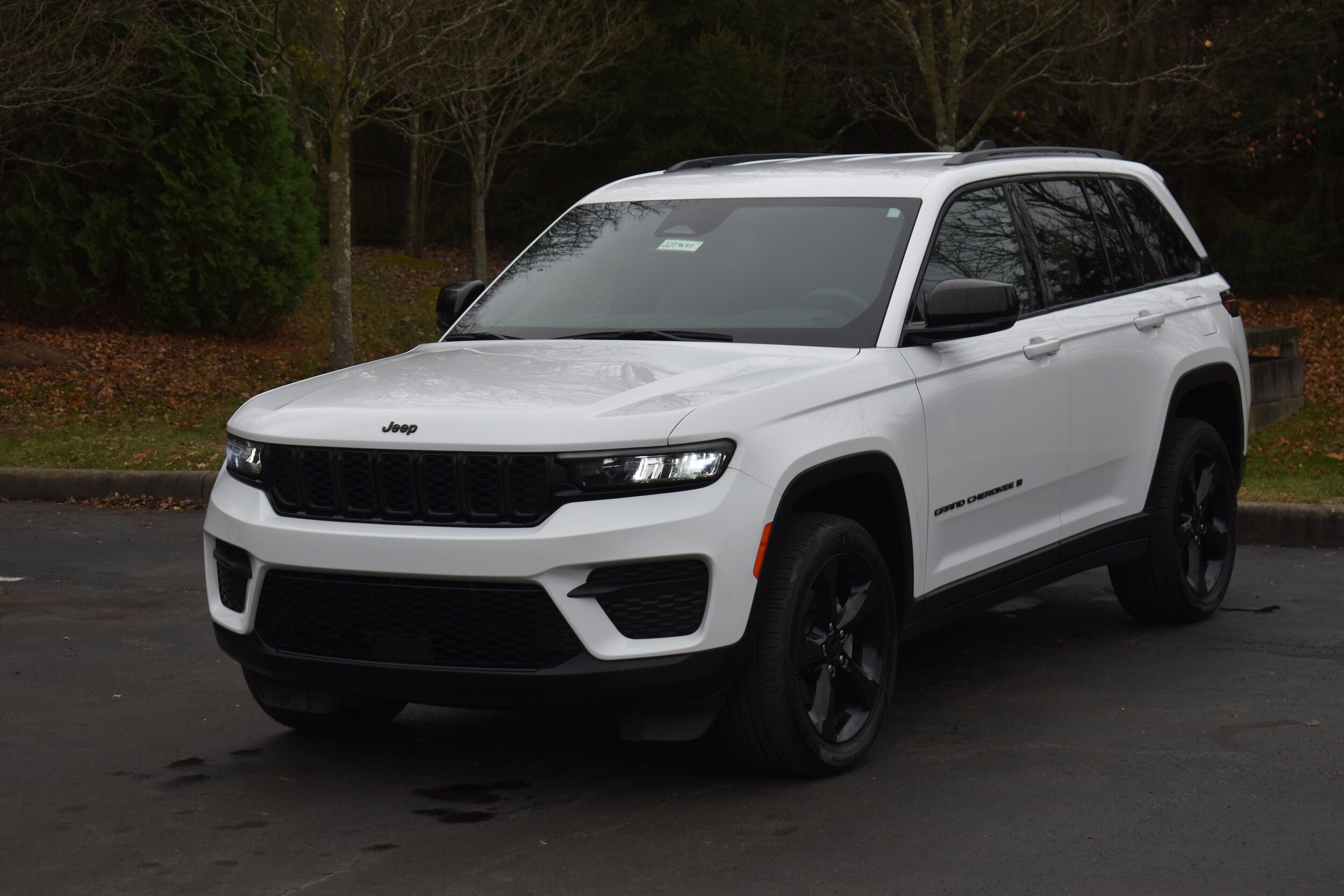 2023 Jeep Grand Cherokee Laredo photo 3