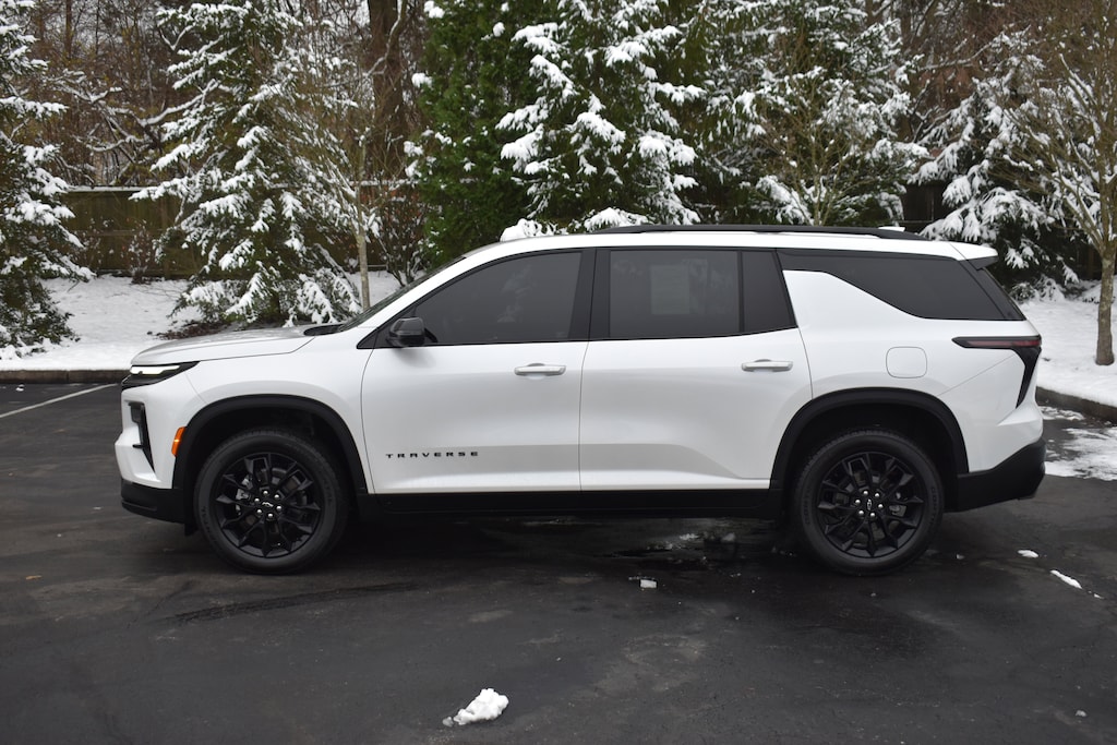 Used 2025 Chevrolet Traverse LT SUV