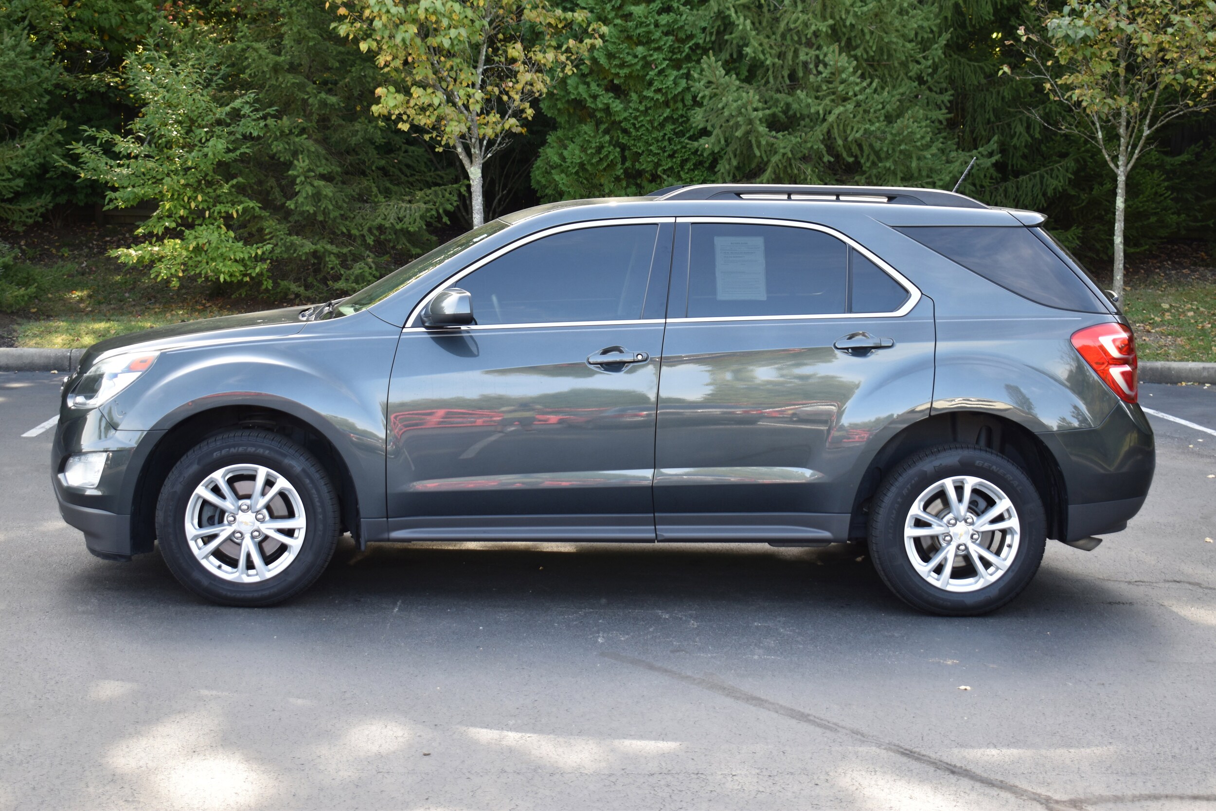 2017 Chevrolet Equinox LT photo 3