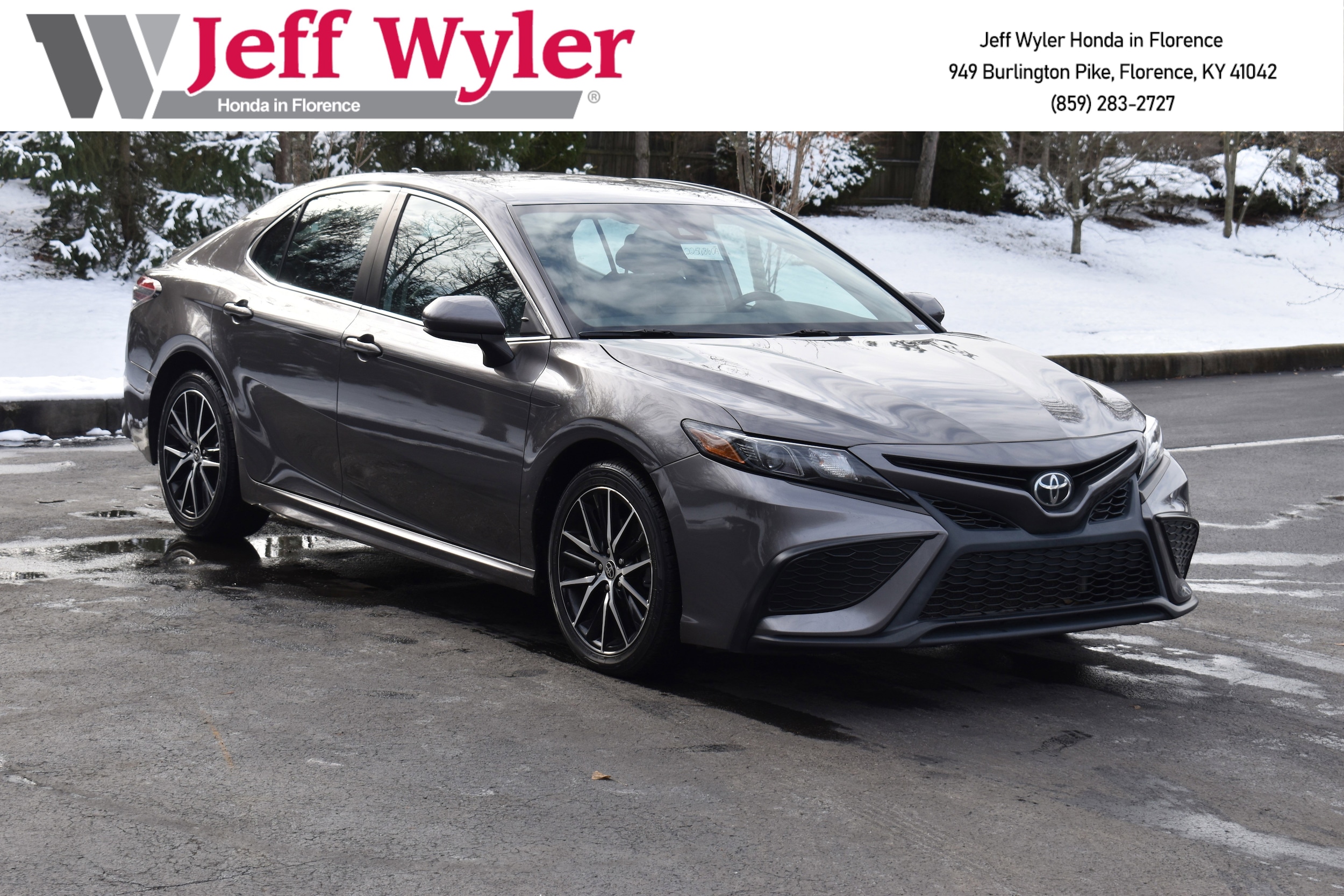 2021 Toyota Camry SE's photo