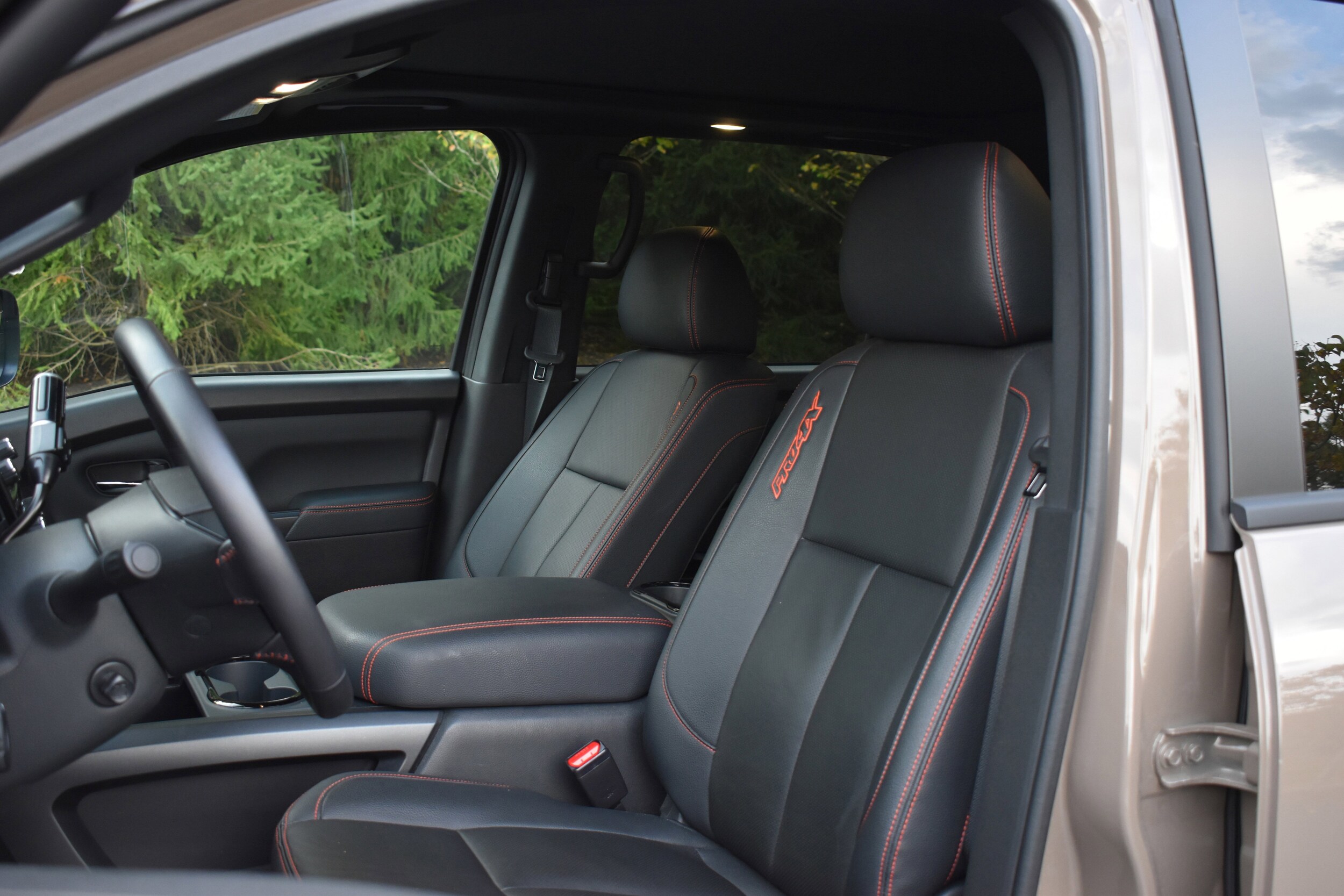 2024 Nissan Titan PRO-4X photo 3