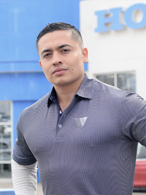 Staff member Juan Andrade from ID_48163f34b4ff