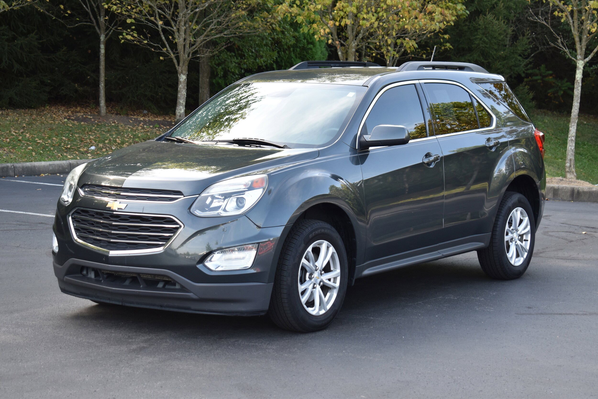2017 Chevrolet Equinox LT photo 2