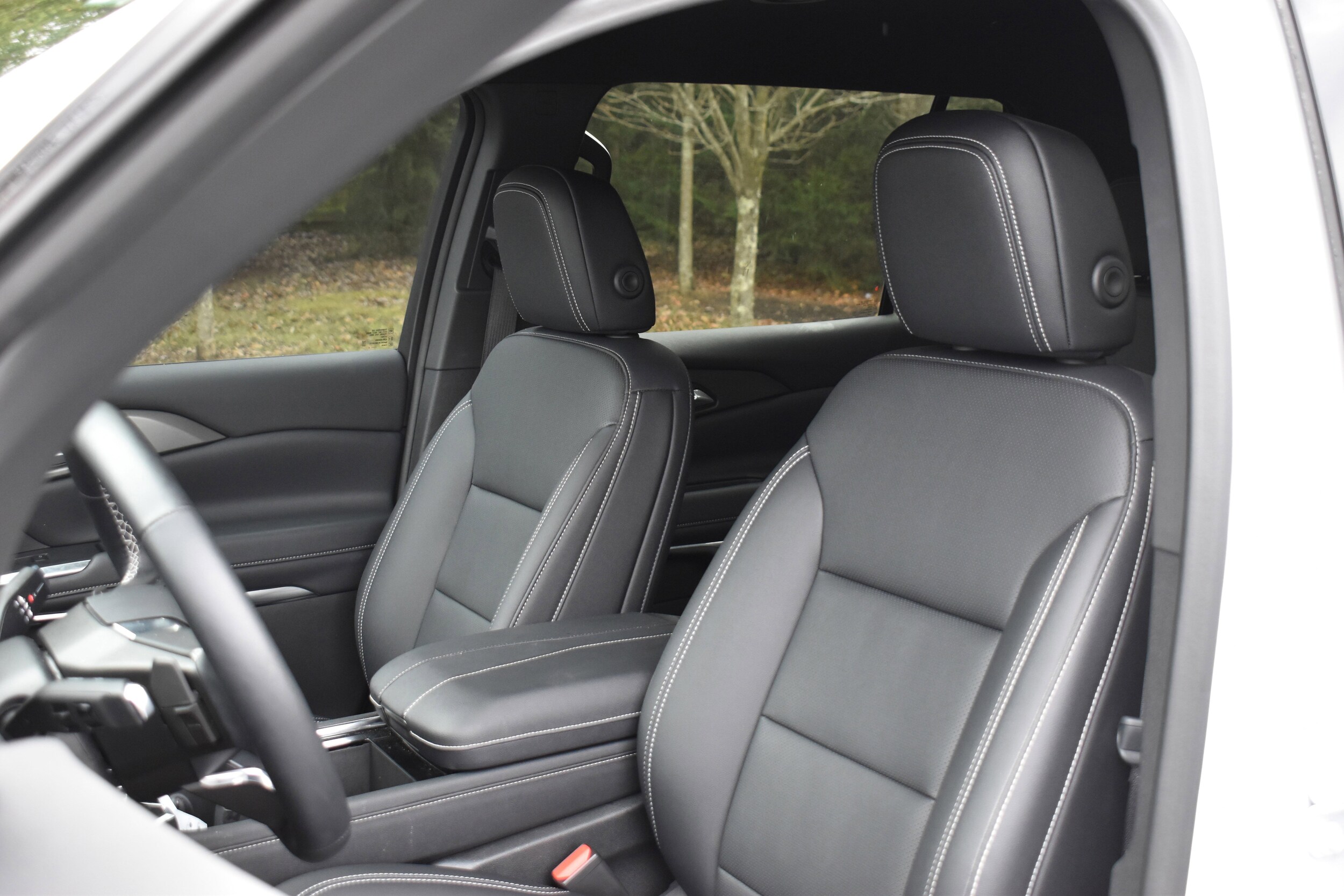 2025 Chevrolet Traverse photo 2