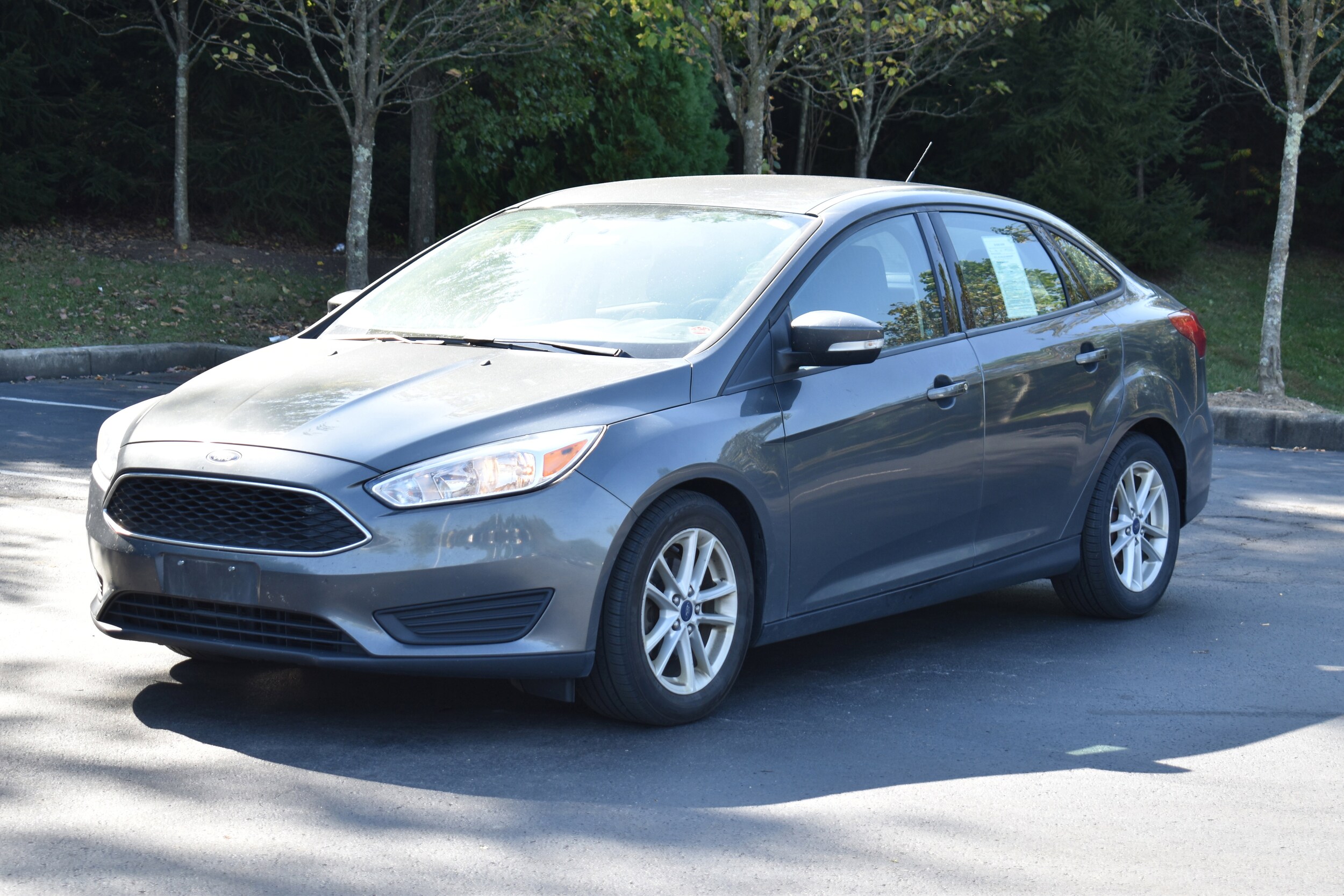 2017 Ford Focus SE photo 2