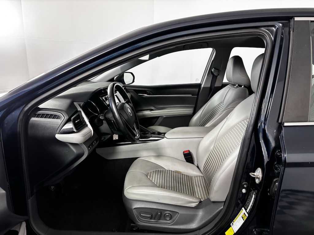 Used 2020 Toyota Camry SE Sedan