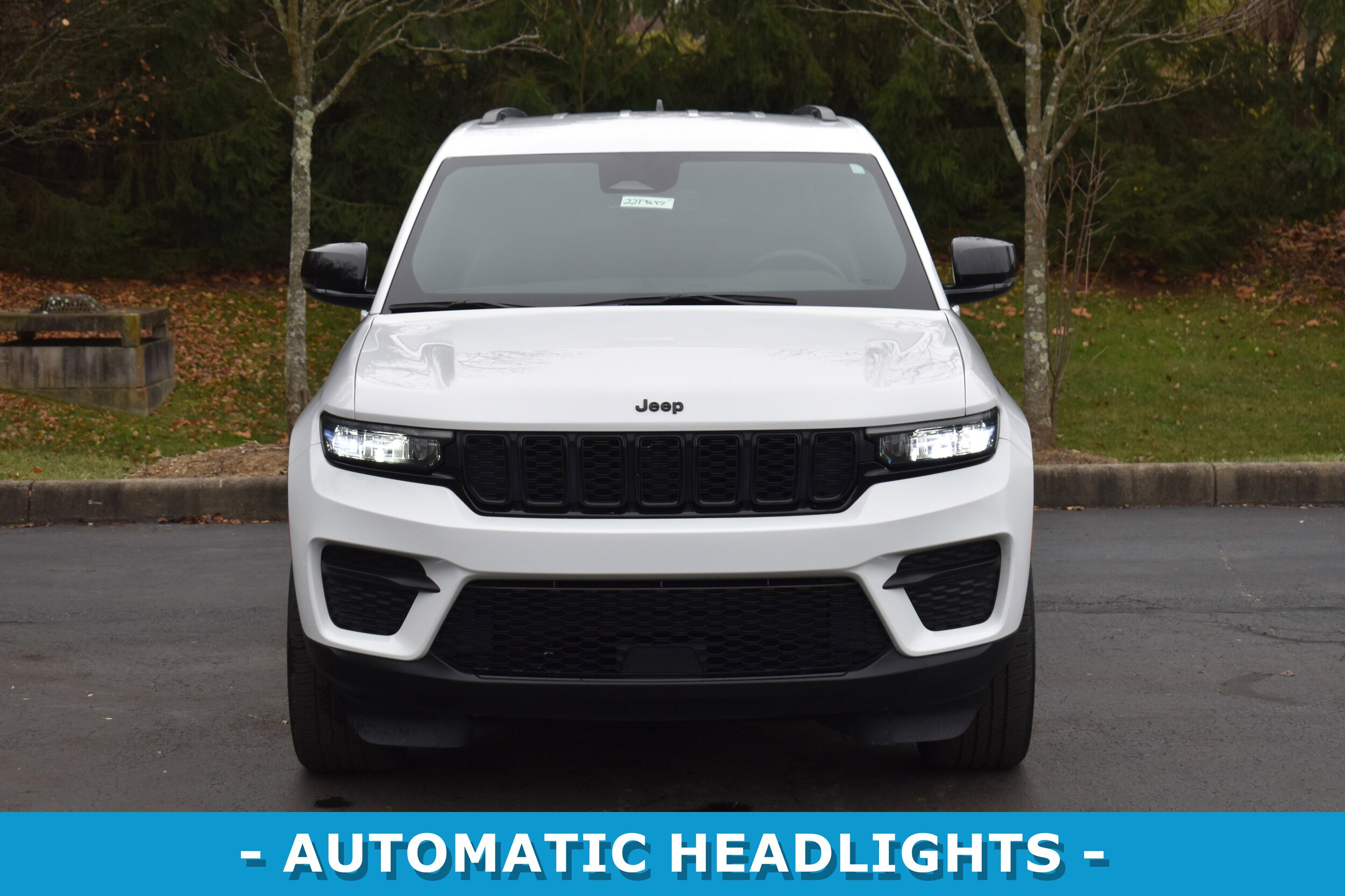 2023 Jeep Grand Cherokee Laredo photo 2