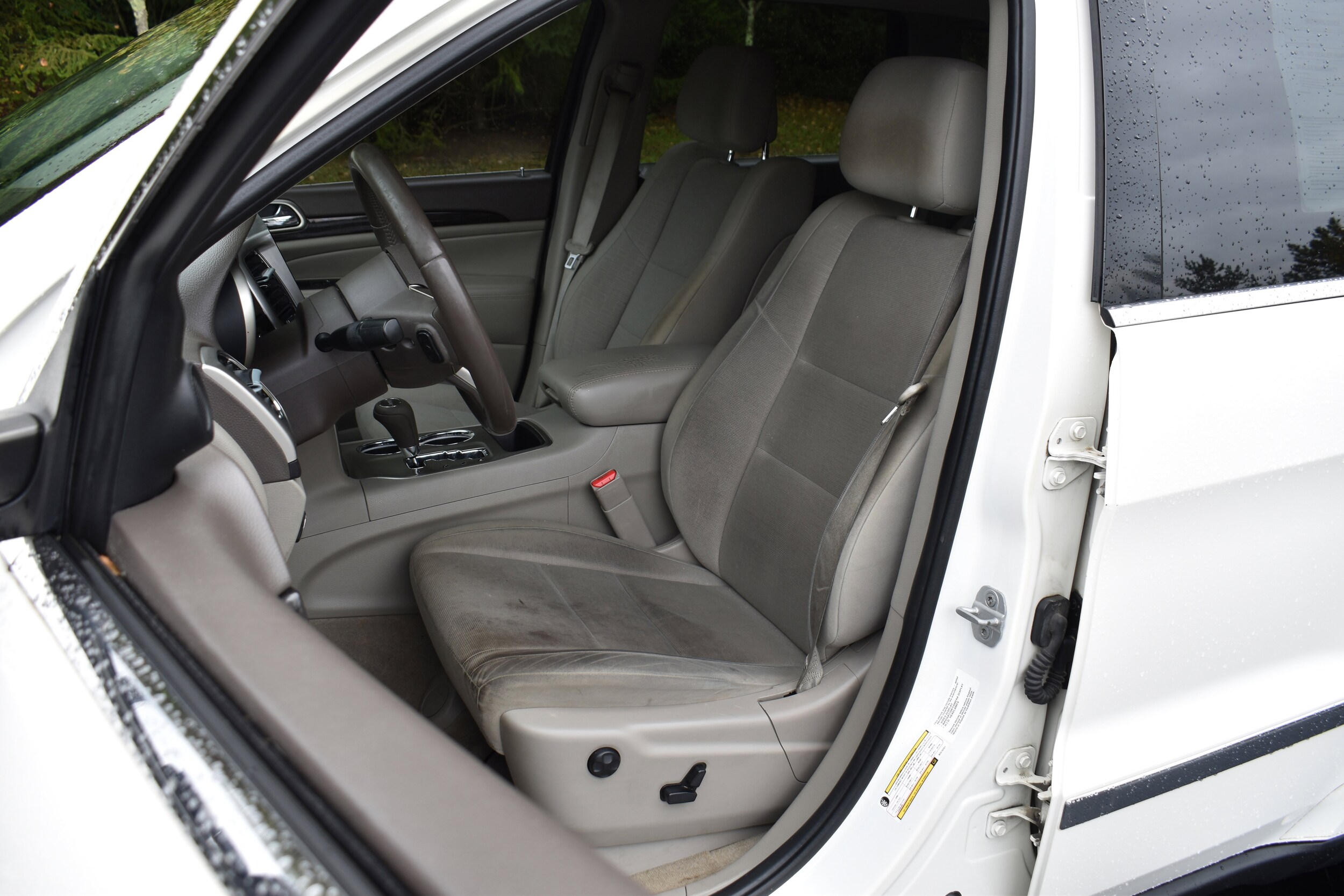 2011 Jeep Grand Cherokee Laredo photo 2