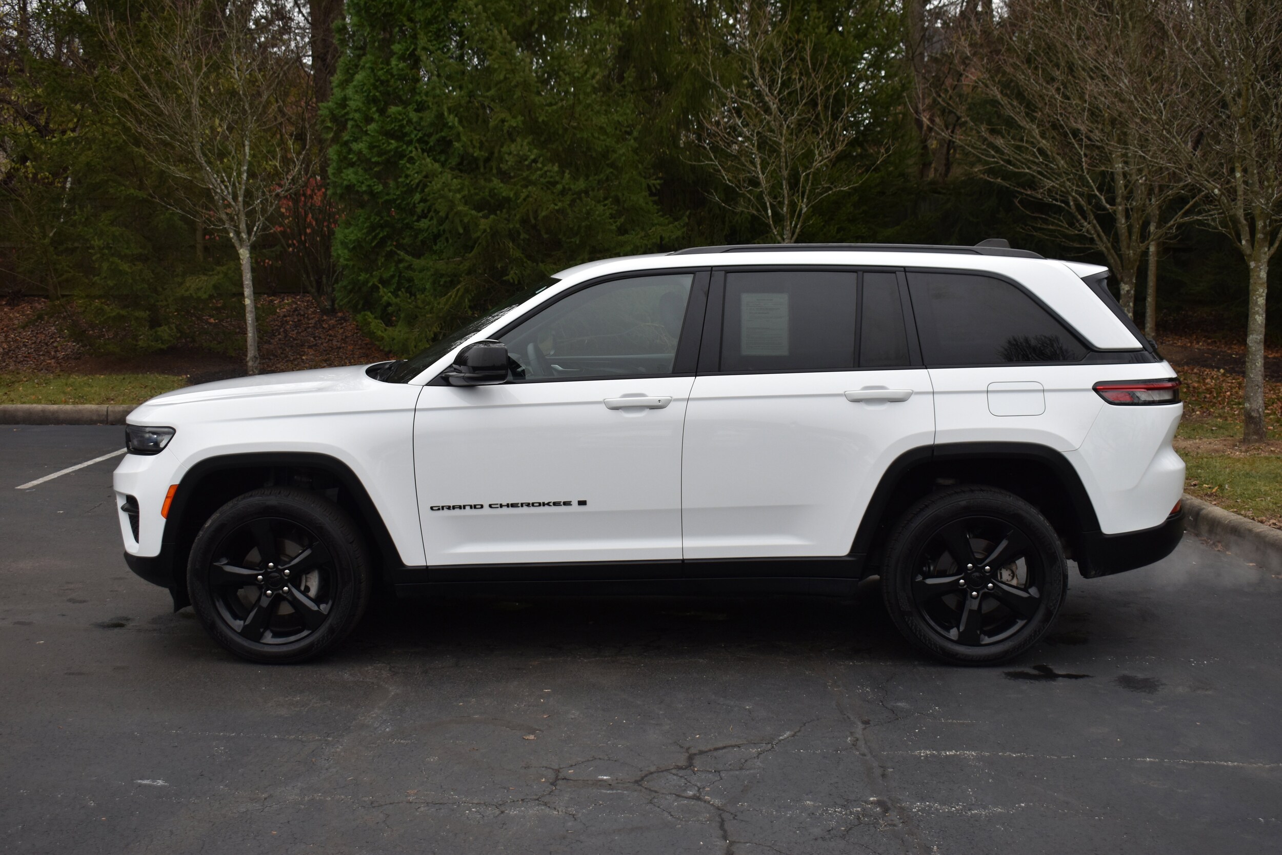 2023 Jeep Grand Cherokee Laredo photo 4
