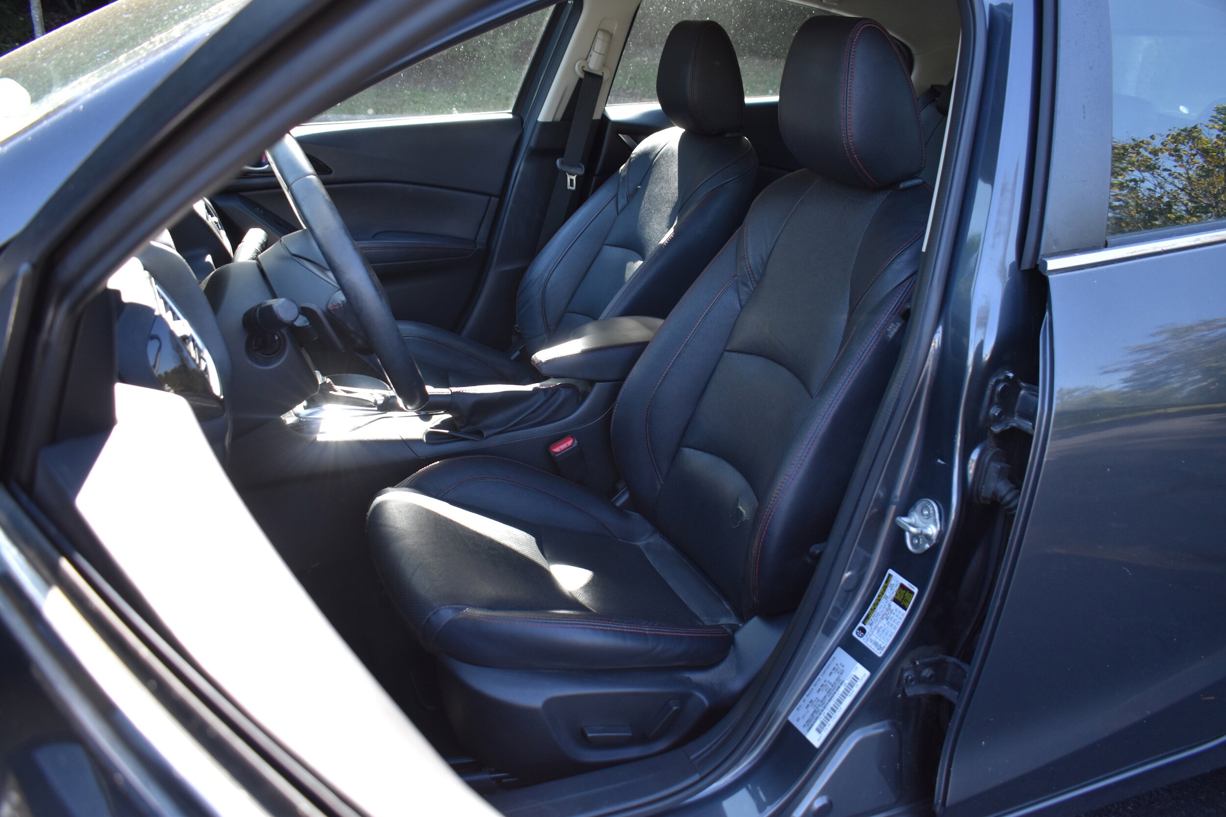 2015 Mazda Mazda3 s Grand Touring Hatchback photo 3