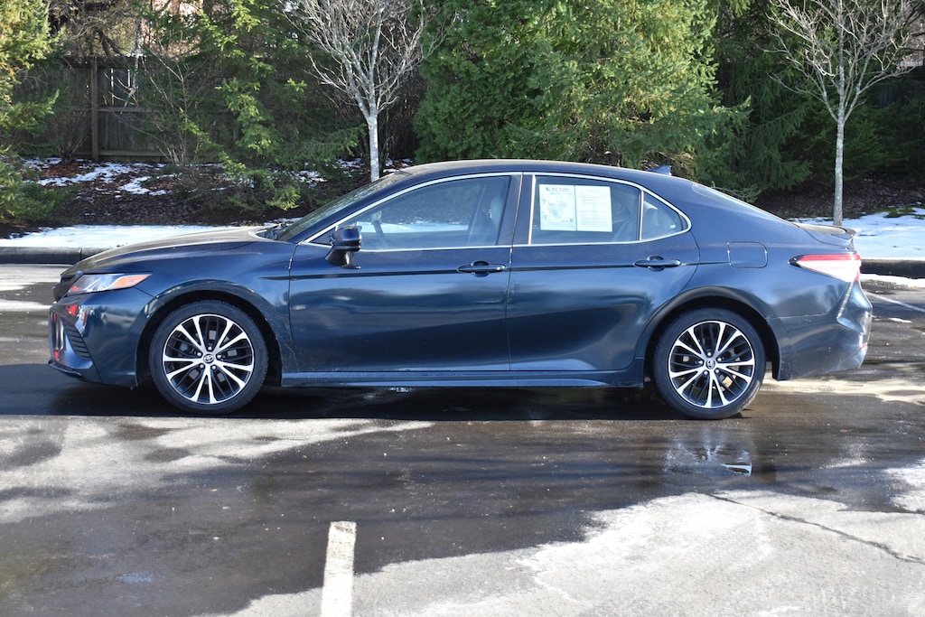 Used 2020 Toyota Camry SE Sedan