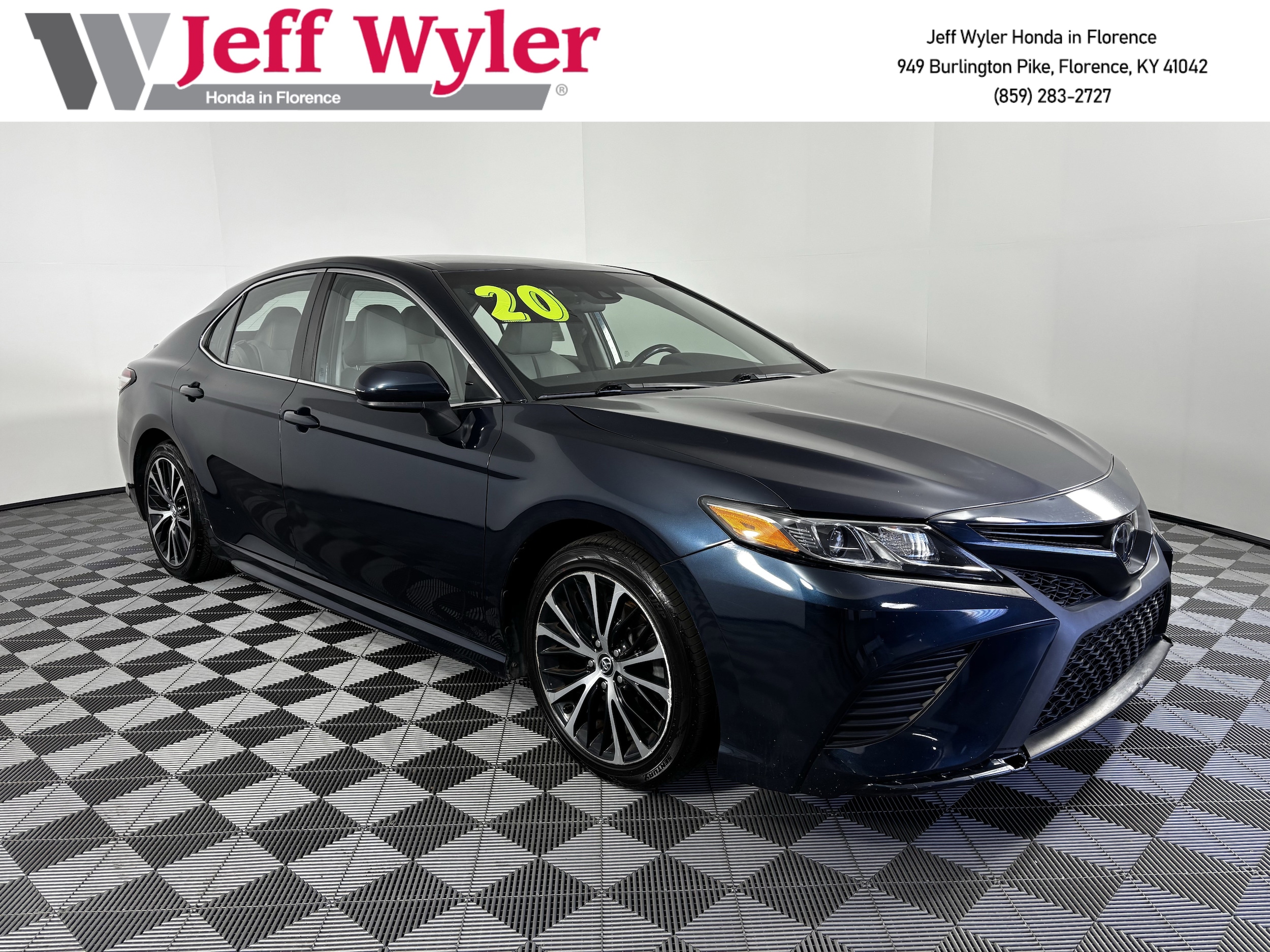 2020 Toyota Camry SE's photo