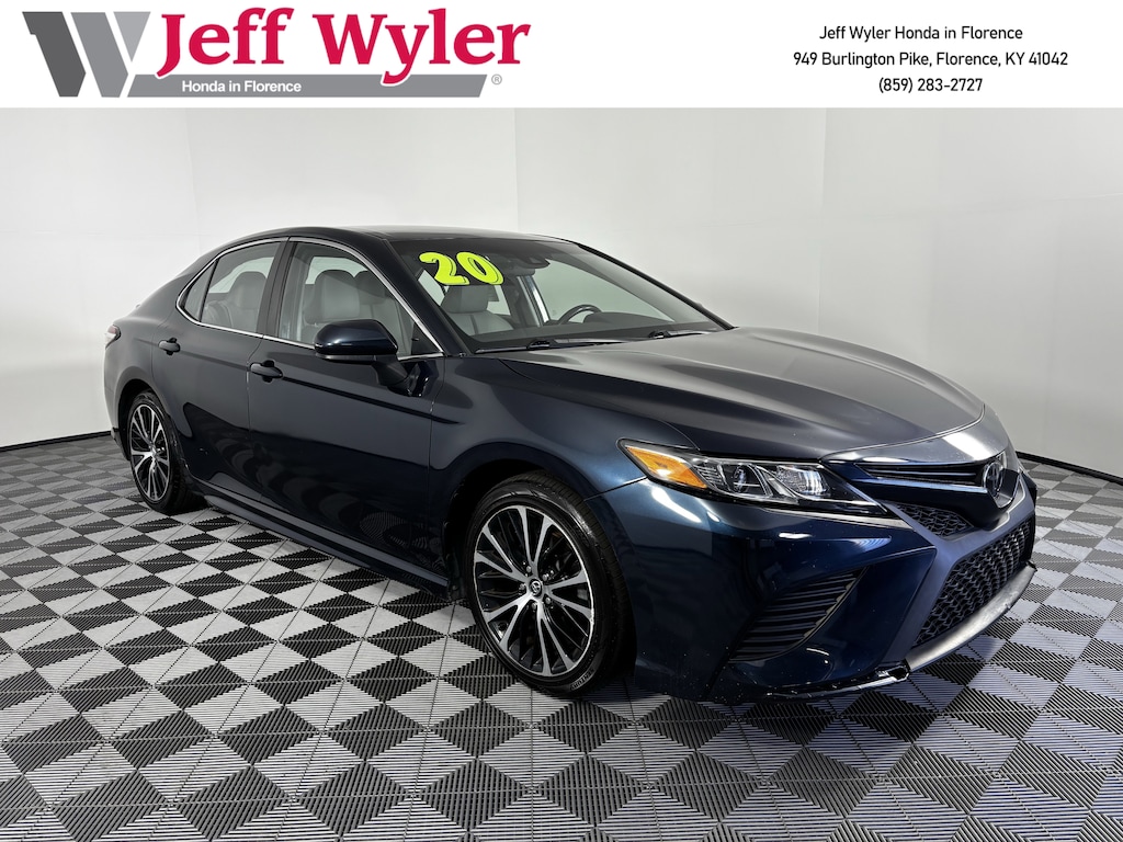 Used 2020 Toyota Camry SE Sedan