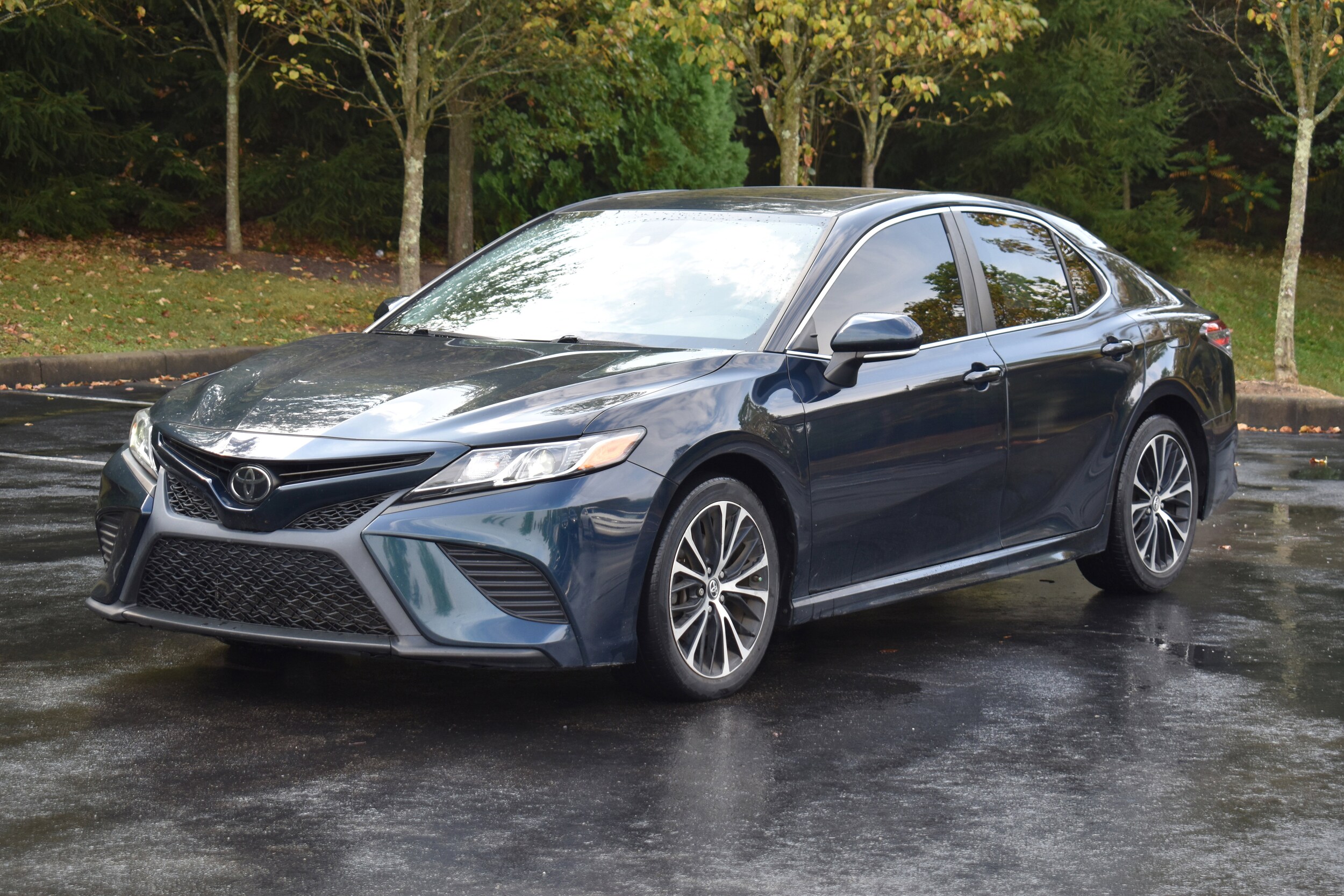 2018 Toyota Camry SE photo 2