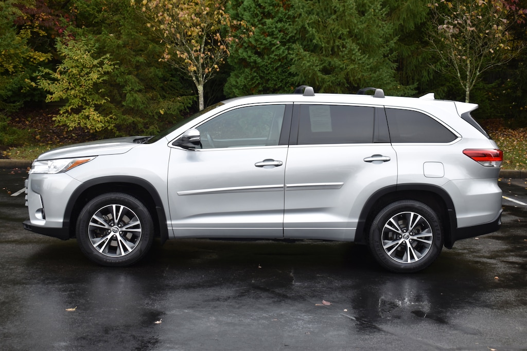 Used 2017 Toyota Highlander LE V6 SUV