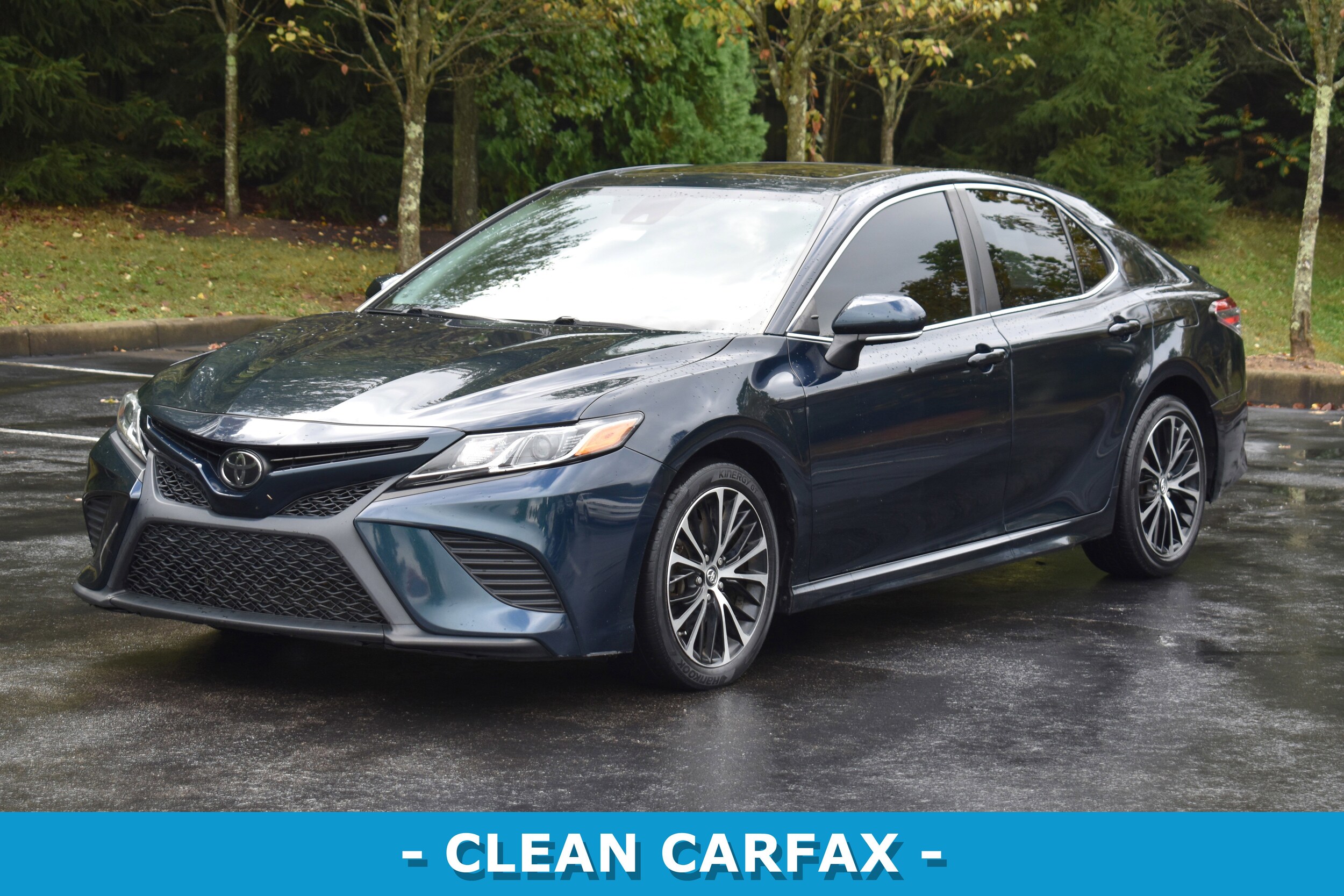 2018 Toyota Camry SE photo 3