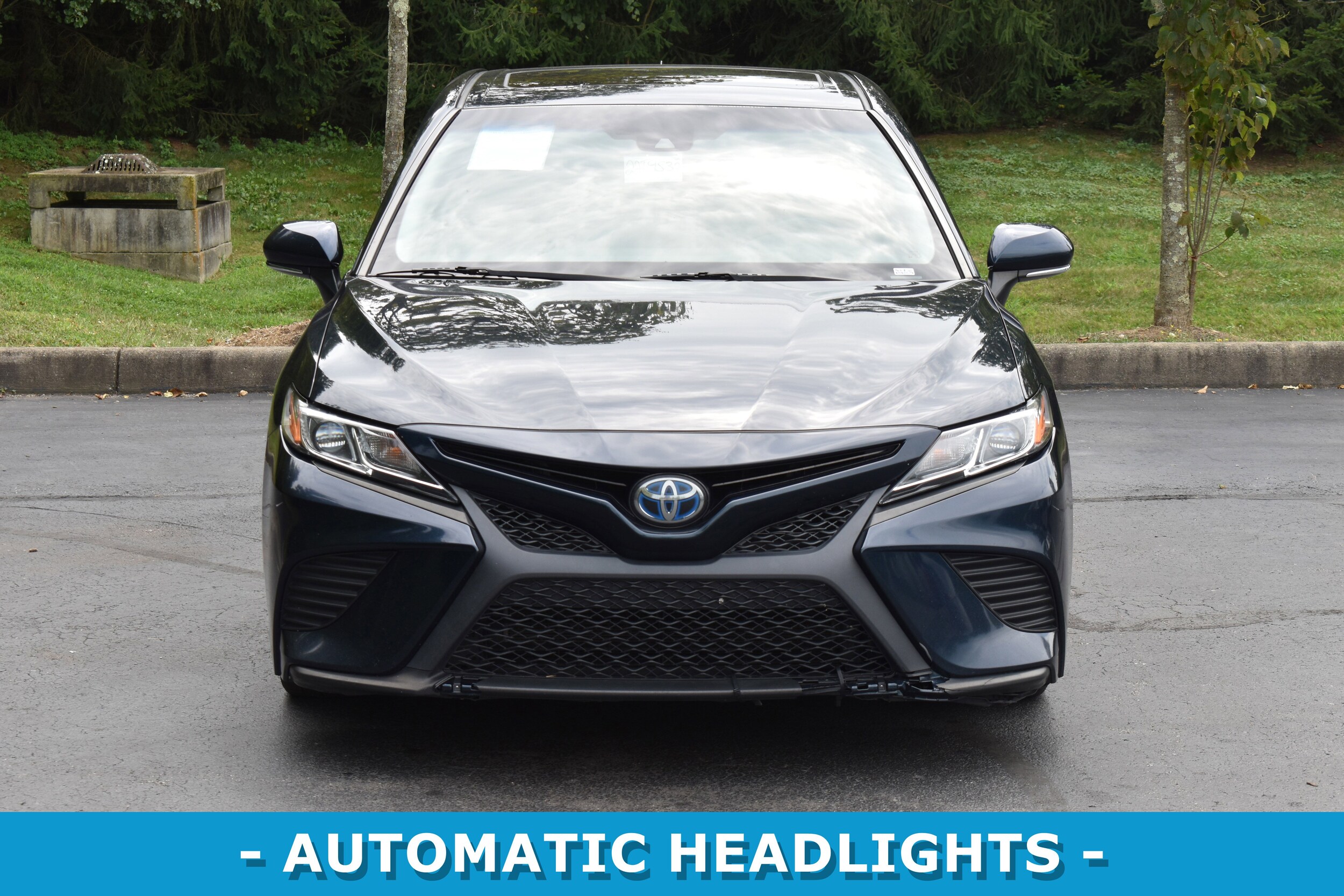 2018 Toyota Camry Hybrid SE photo 2