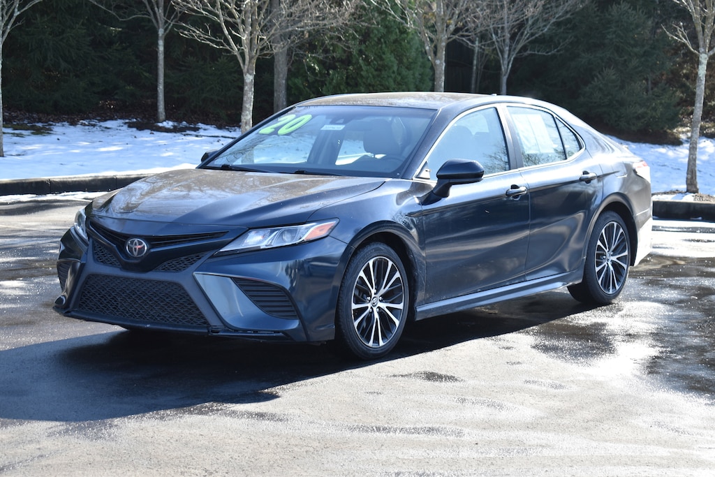 Used 2020 Toyota Camry SE Sedan