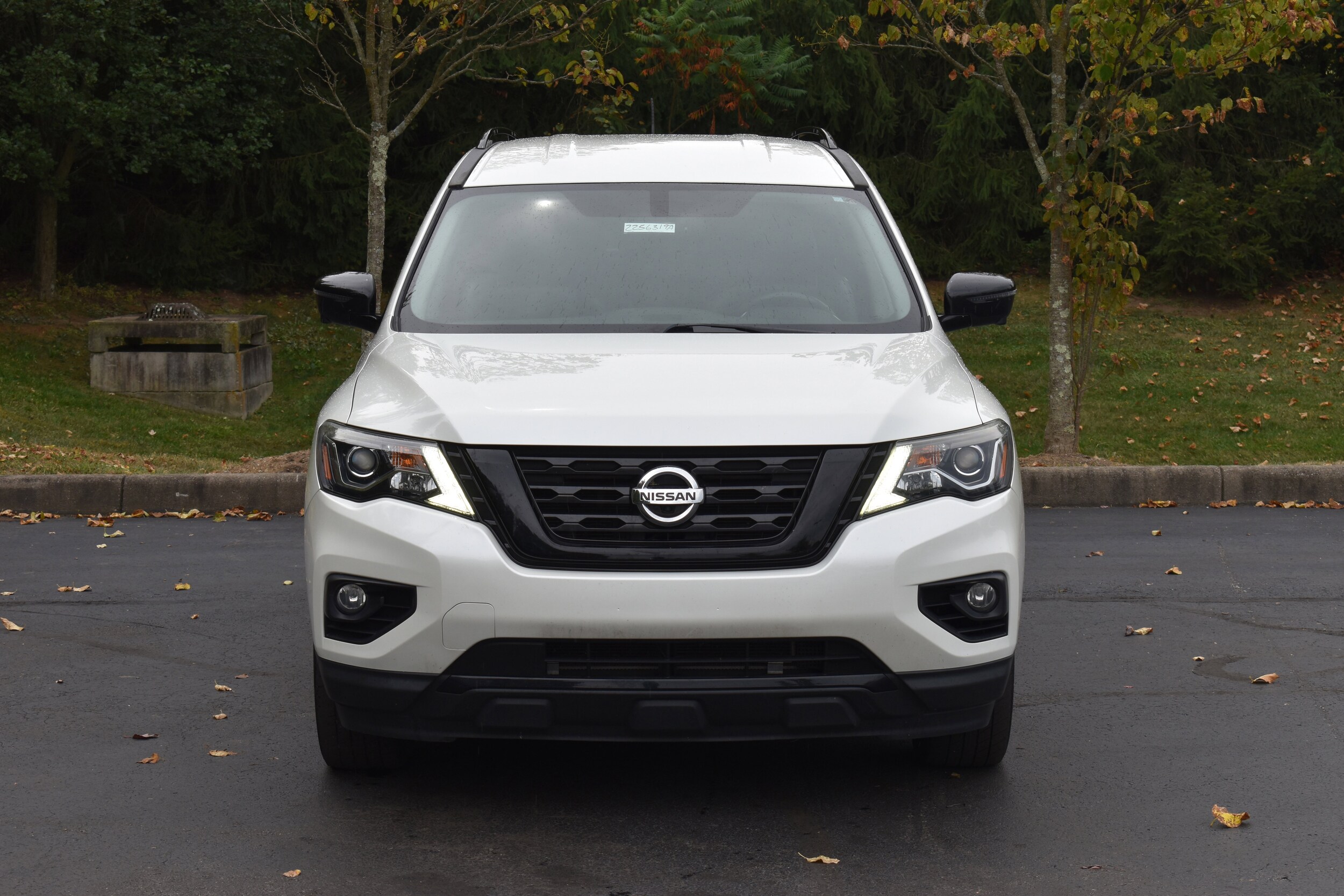 2018 Nissan Pathfinder SL photo 2