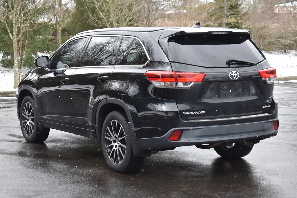 Used 2017 Toyota Highlander SE V6 SUV