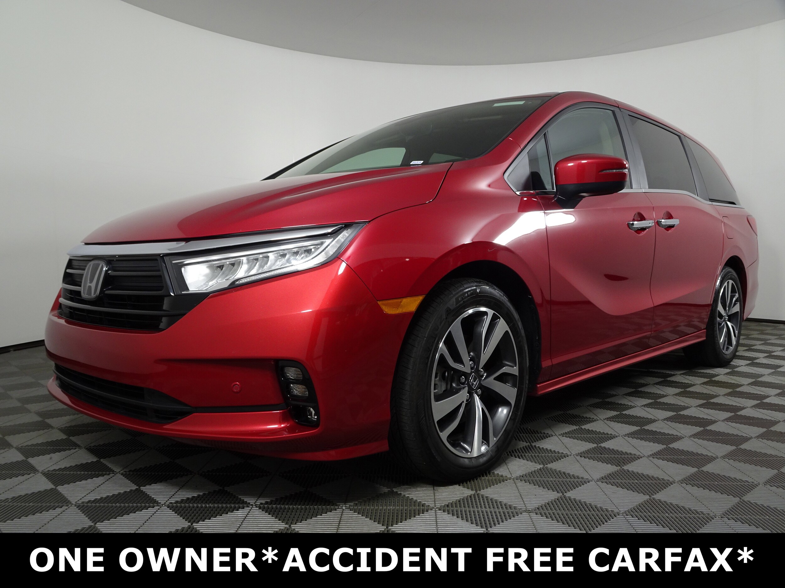 2023 Honda Odyssey Touring photo 2
