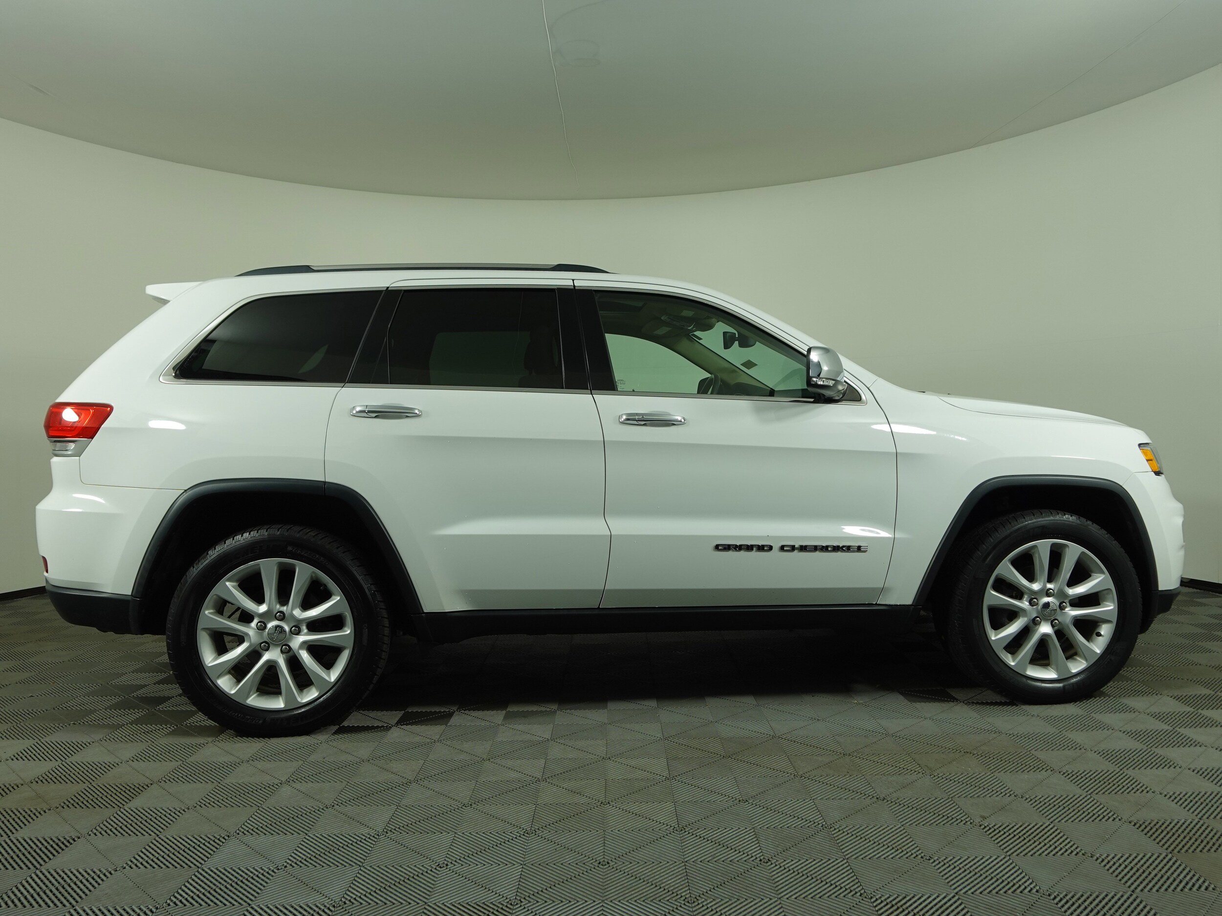 2017 Jeep Grand Cherokee Limited photo 2