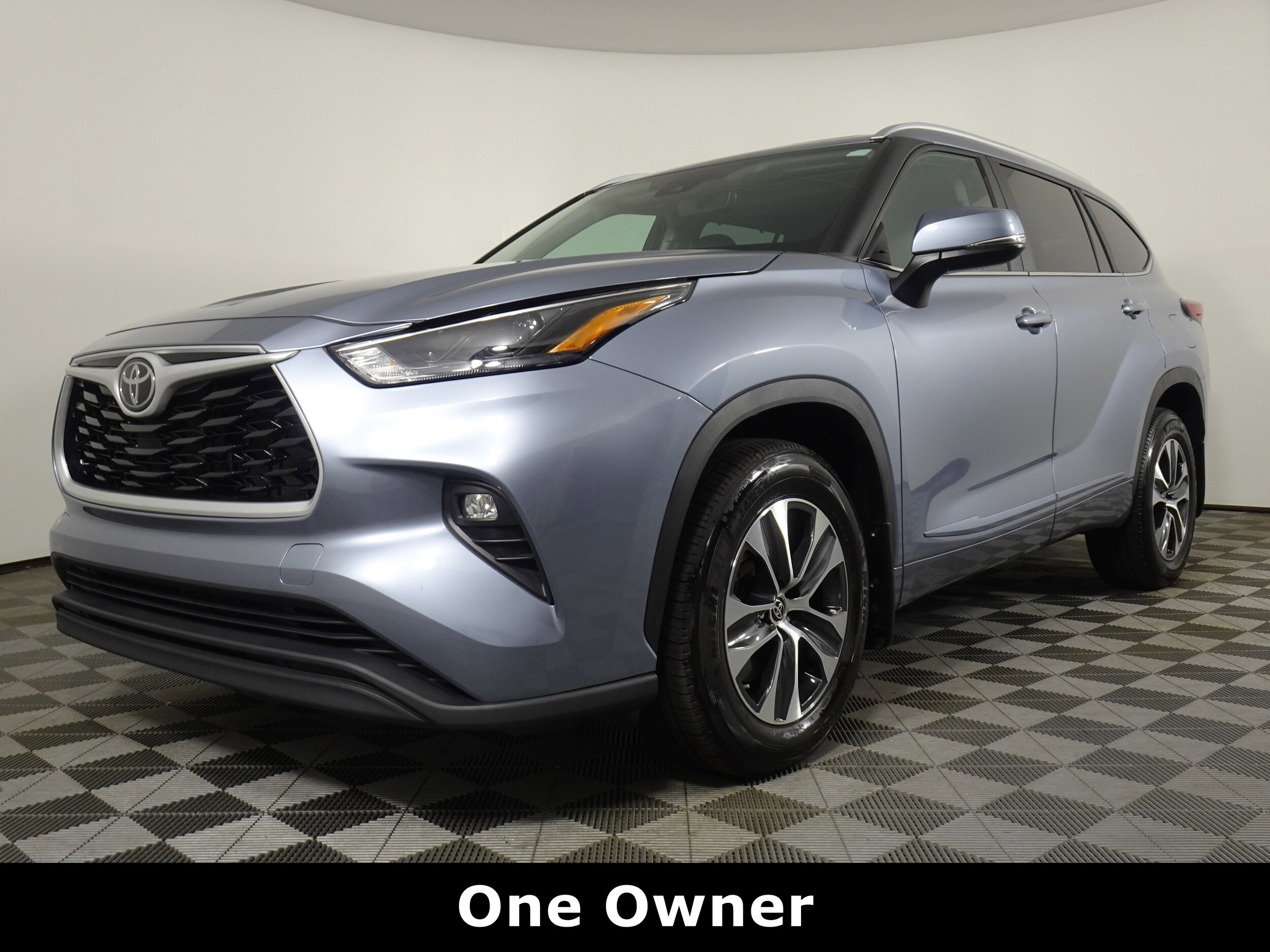 2023 Toyota Highlander XLE photo 2