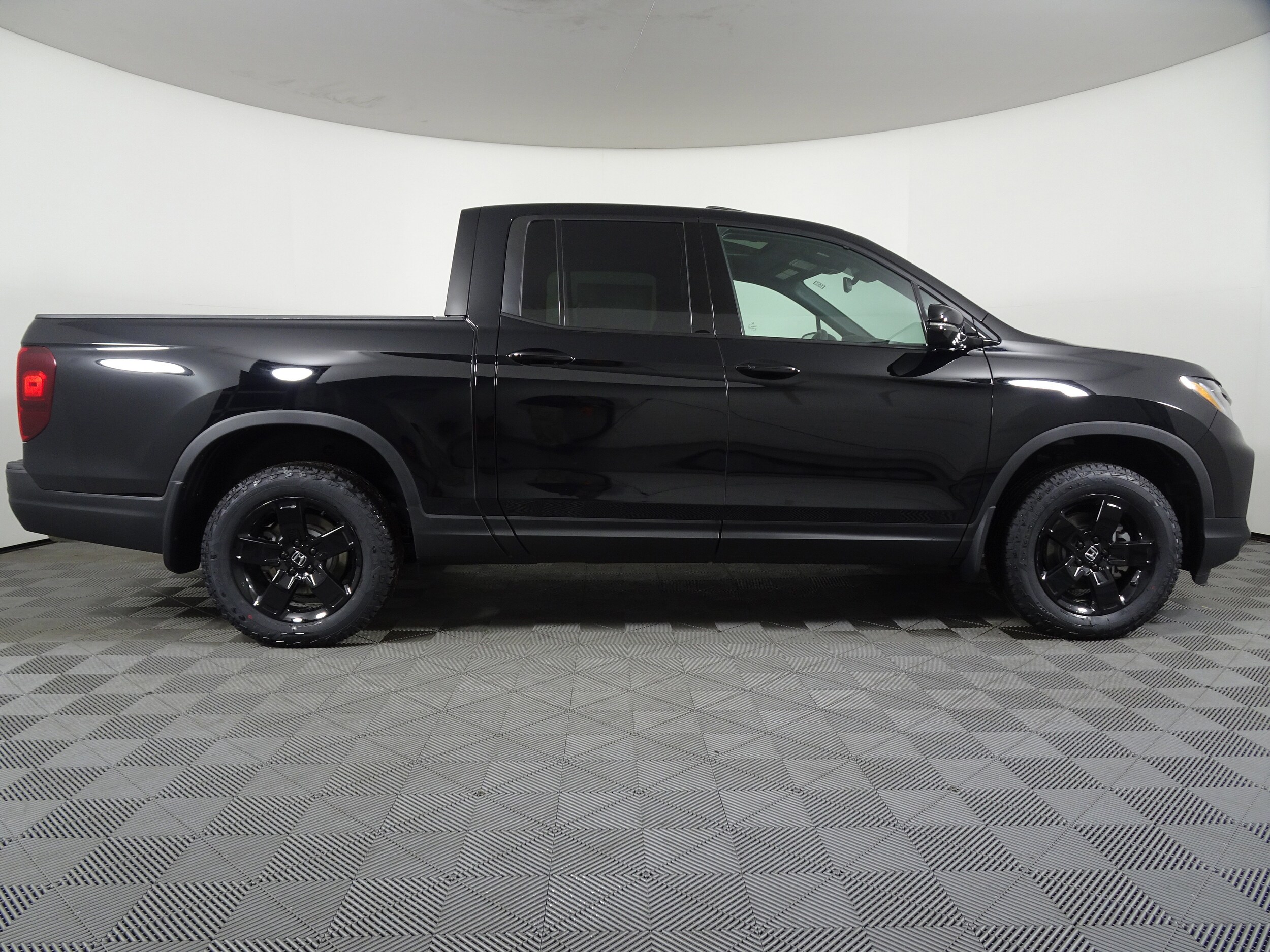 2025 Honda Ridgeline Black Edition photo 2