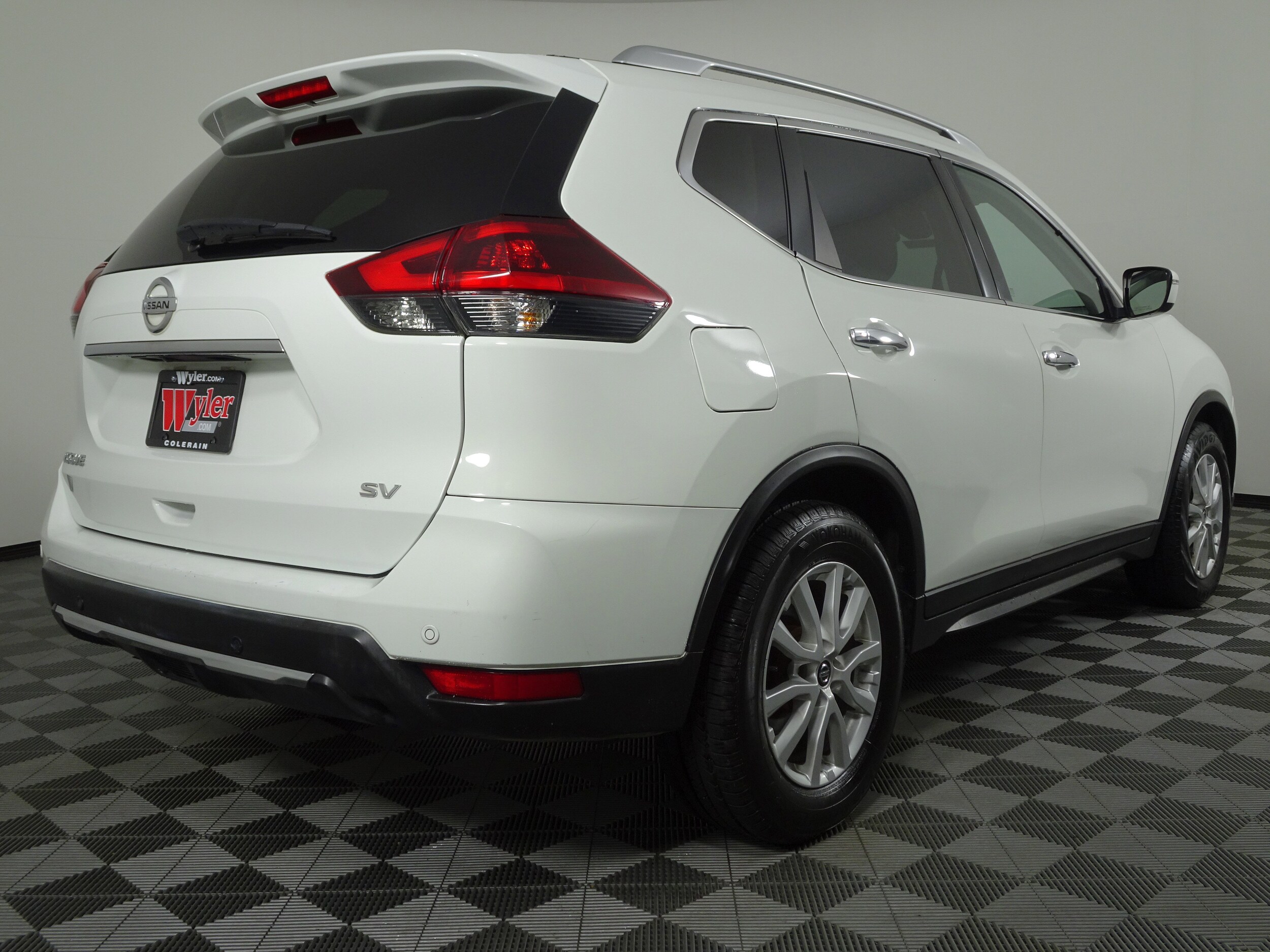 2019 Nissan Rogue SV photo 2