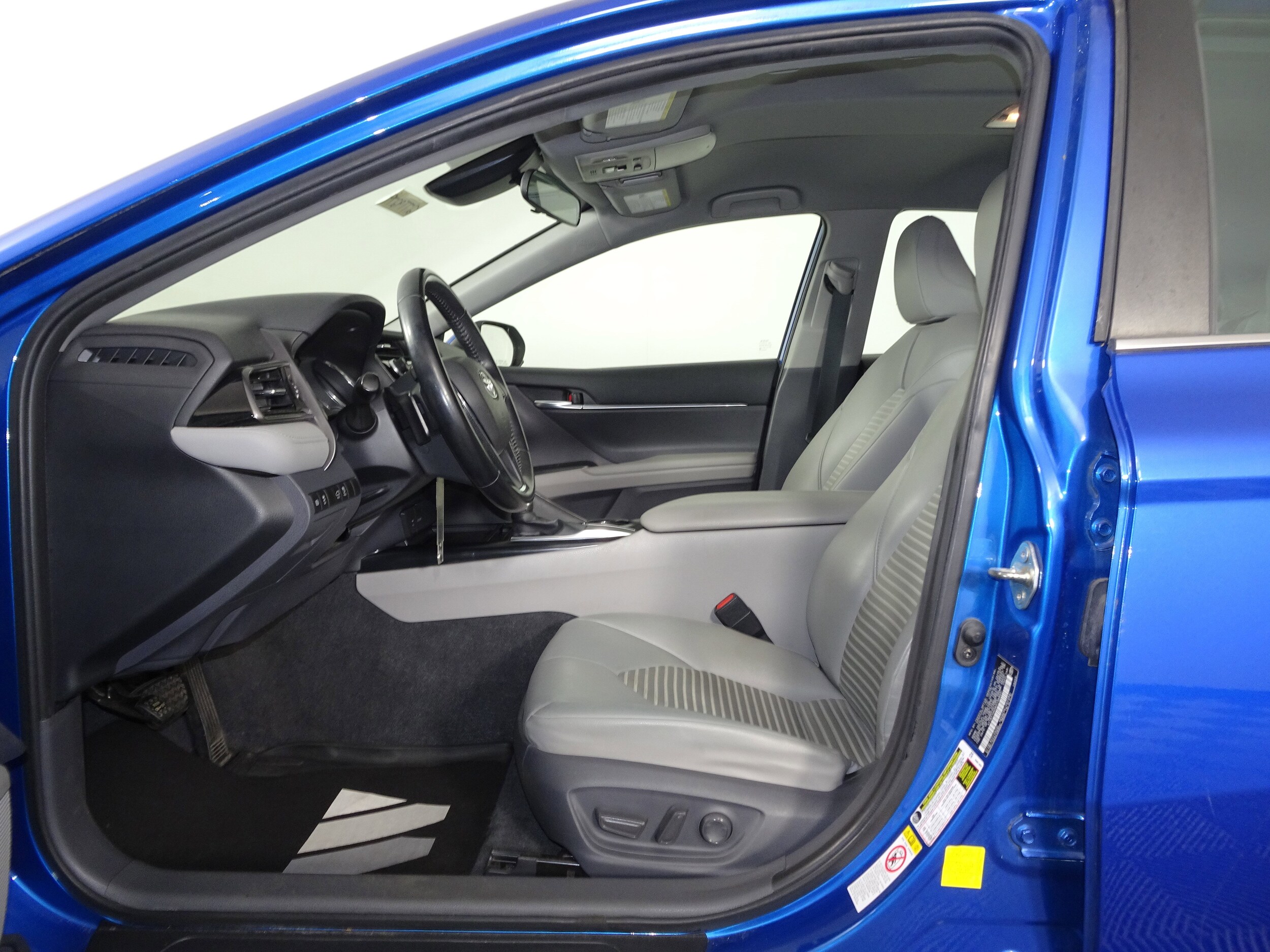 2019 Toyota Camry SE photo 4