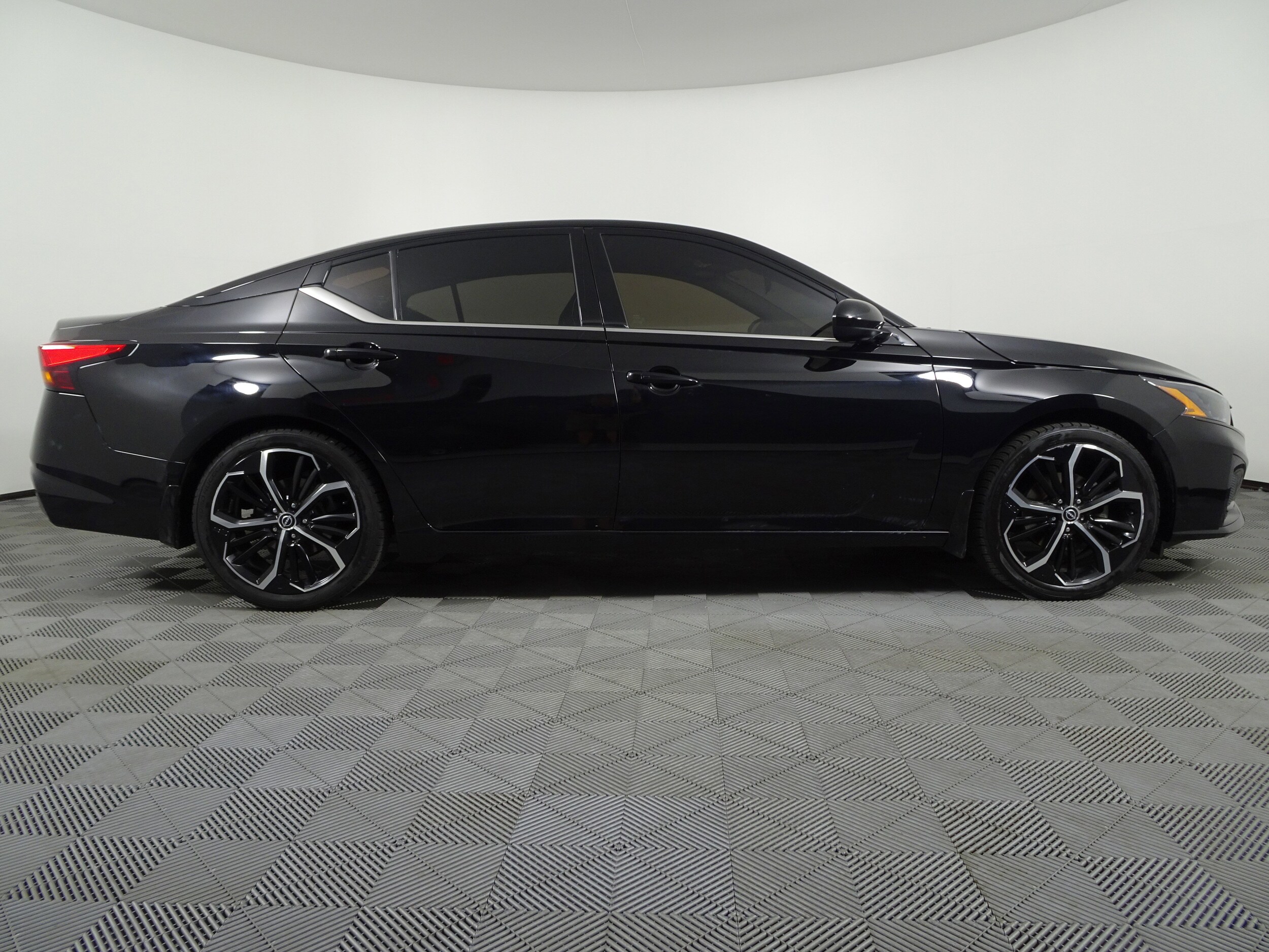 2023 Nissan Altima 2.5 SR photo 2