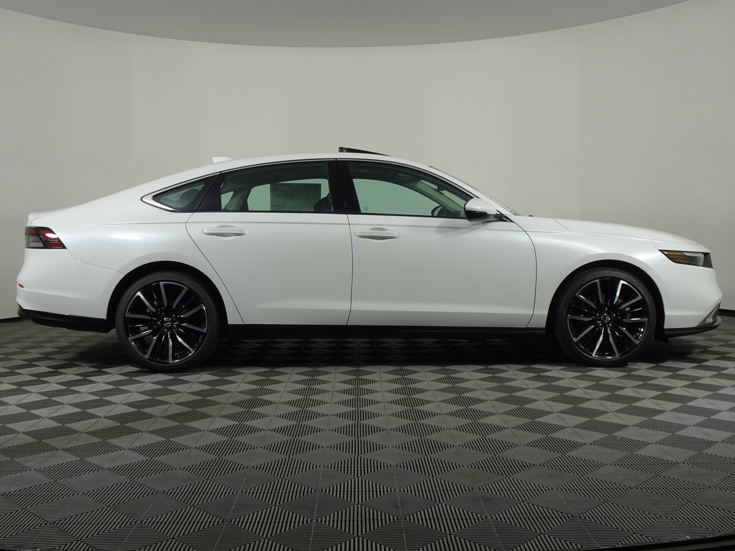 2025 Honda Accord Hybrid Touring photo 2