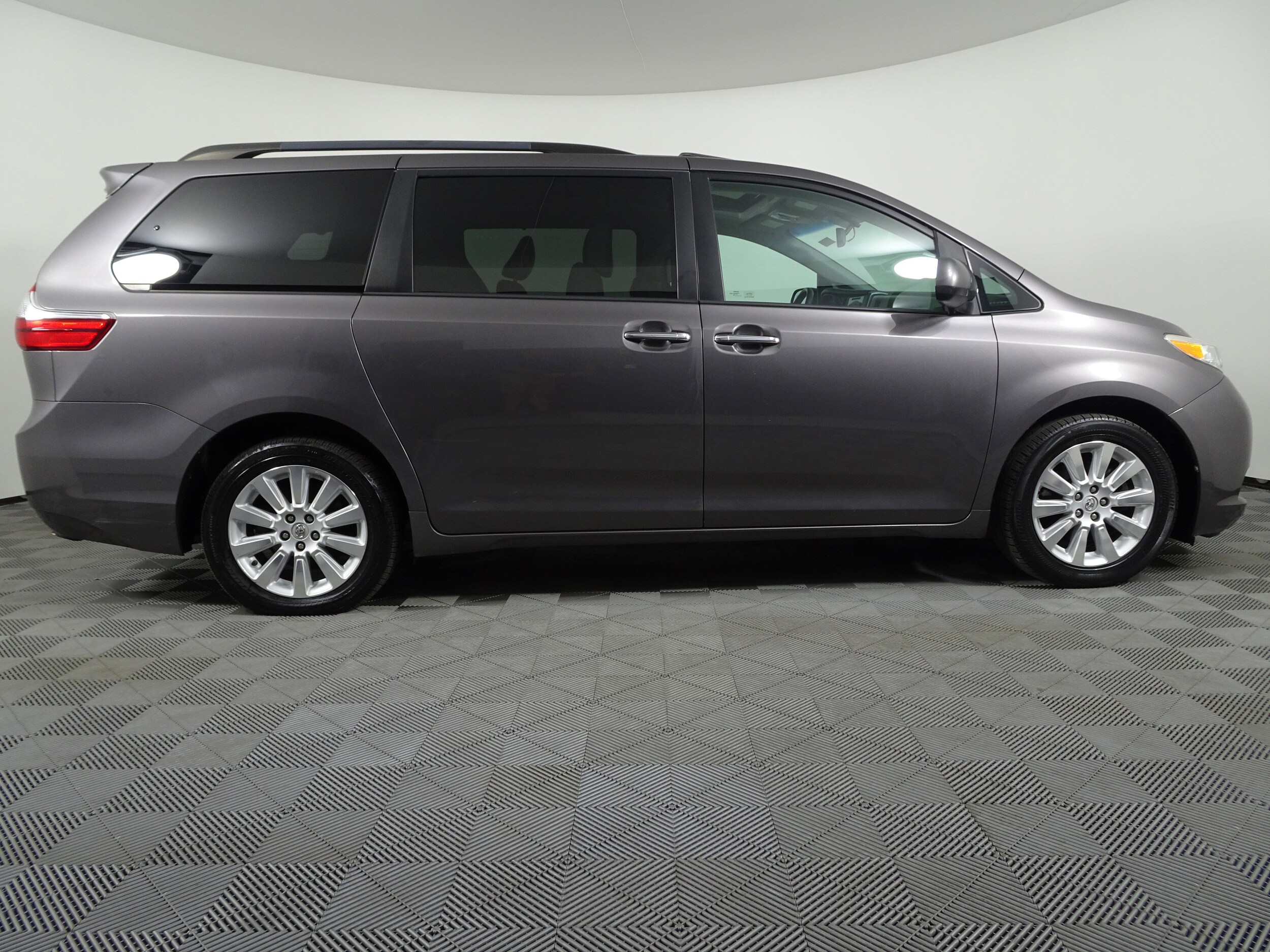 2015 Toyota Sienna XLE photo 2